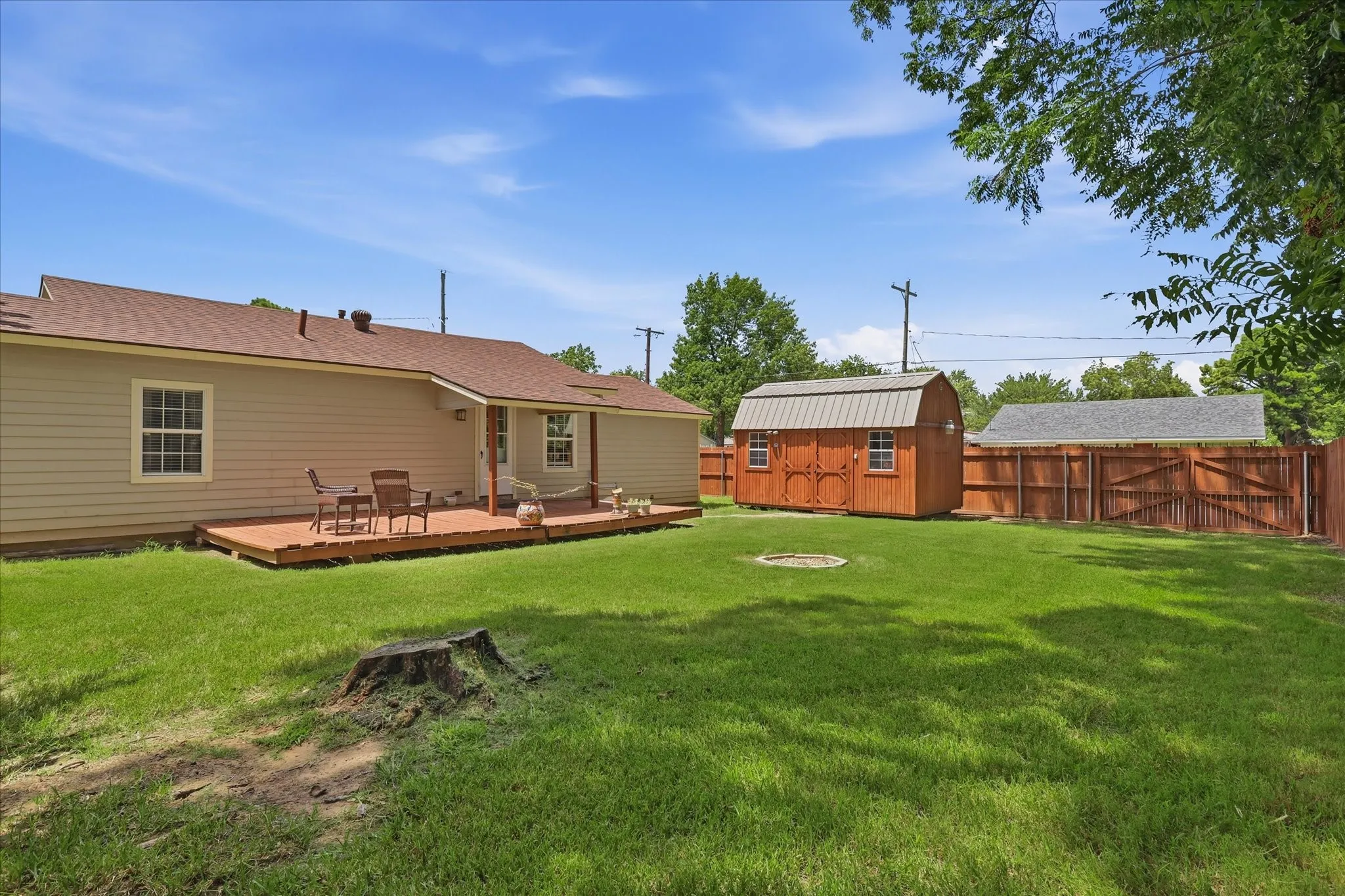 Single Family Residence For Sale in Grayson County , 116 Pecan Street, Whitesboro, Texas 76273, 3 Bedroom, 1 Bathroom, Garage spaces, 1,068 Sqft, built in 1960, mls#21336542, Real Estate Agent in Whitesboro, Homes For Sale in Grayson county, Homes For Sale in Whitesboro, Realtor in Whitesboro Texas, Real Estate Brokerage Independent Realty Texas, Luminita Cordes Realtor