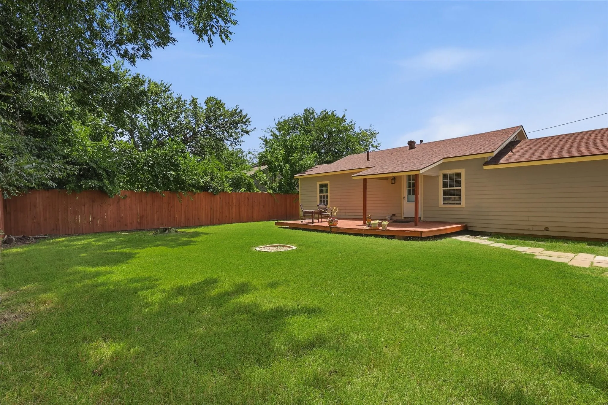 Single Family Residence For Sale in Grayson County , 116 Pecan Street, Whitesboro, Texas 76273, 3 Bedroom, 1 Bathroom, Garage spaces, 1,068 Sqft, built in 1960, mls#21336542, Real Estate Agent in Whitesboro, Homes For Sale in Grayson county, Homes For Sale in Whitesboro, Realtor in Whitesboro Texas, Real Estate Brokerage Independent Realty Texas, Luminita Cordes Realtor