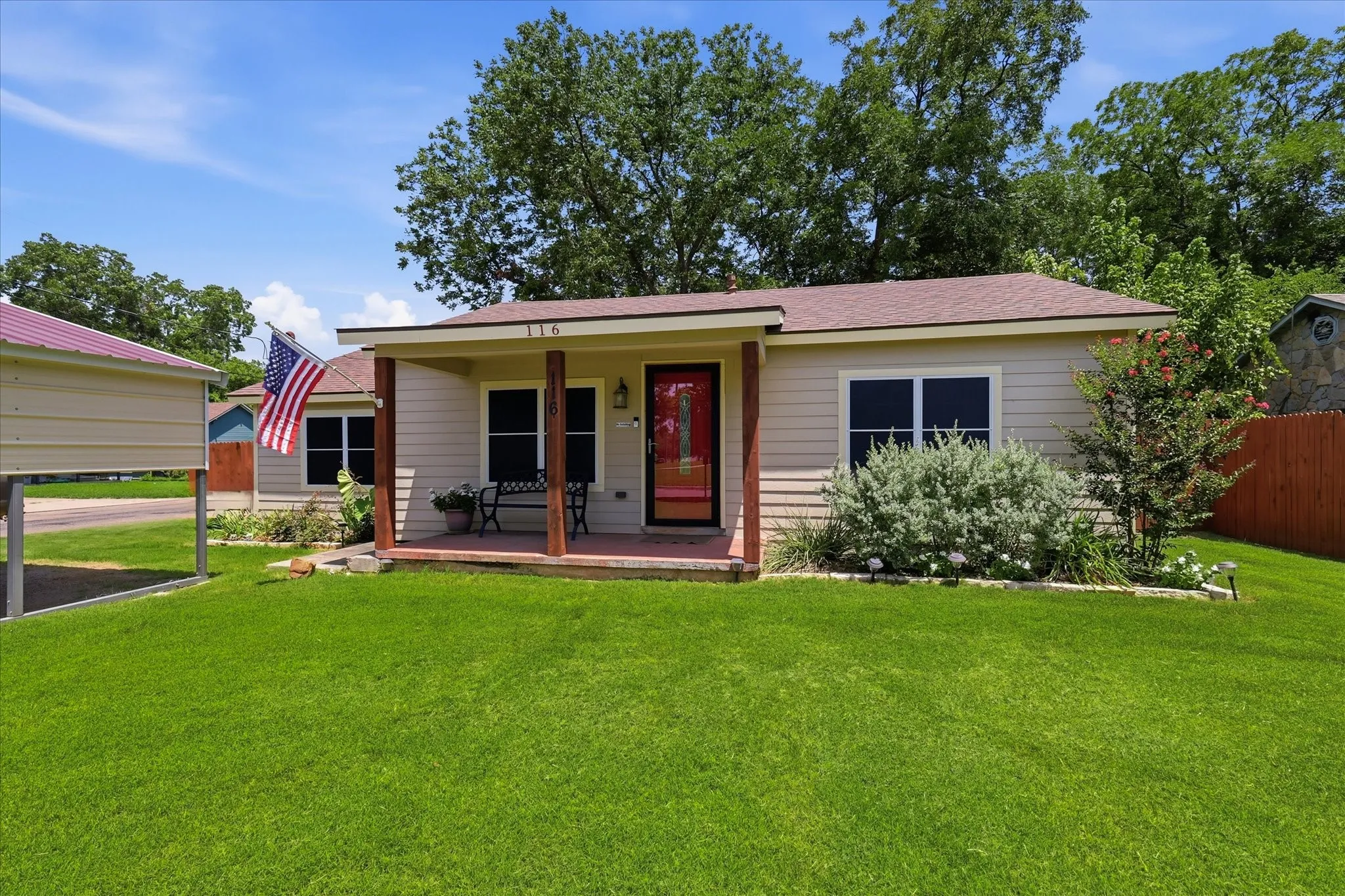 Single Family Residence For Sale in Grayson County , 116 Pecan Street, Whitesboro, Texas 76273, 3 Bedroom, 1 Bathroom, Garage spaces, 1,068 Sqft, built in 1960, mls#21336542, Real Estate Agent in Whitesboro, Homes For Sale in Grayson county, Homes For Sale in Whitesboro, Realtor in Whitesboro Texas, Real Estate Brokerage Independent Realty Texas, Luminita Cordes Realtor