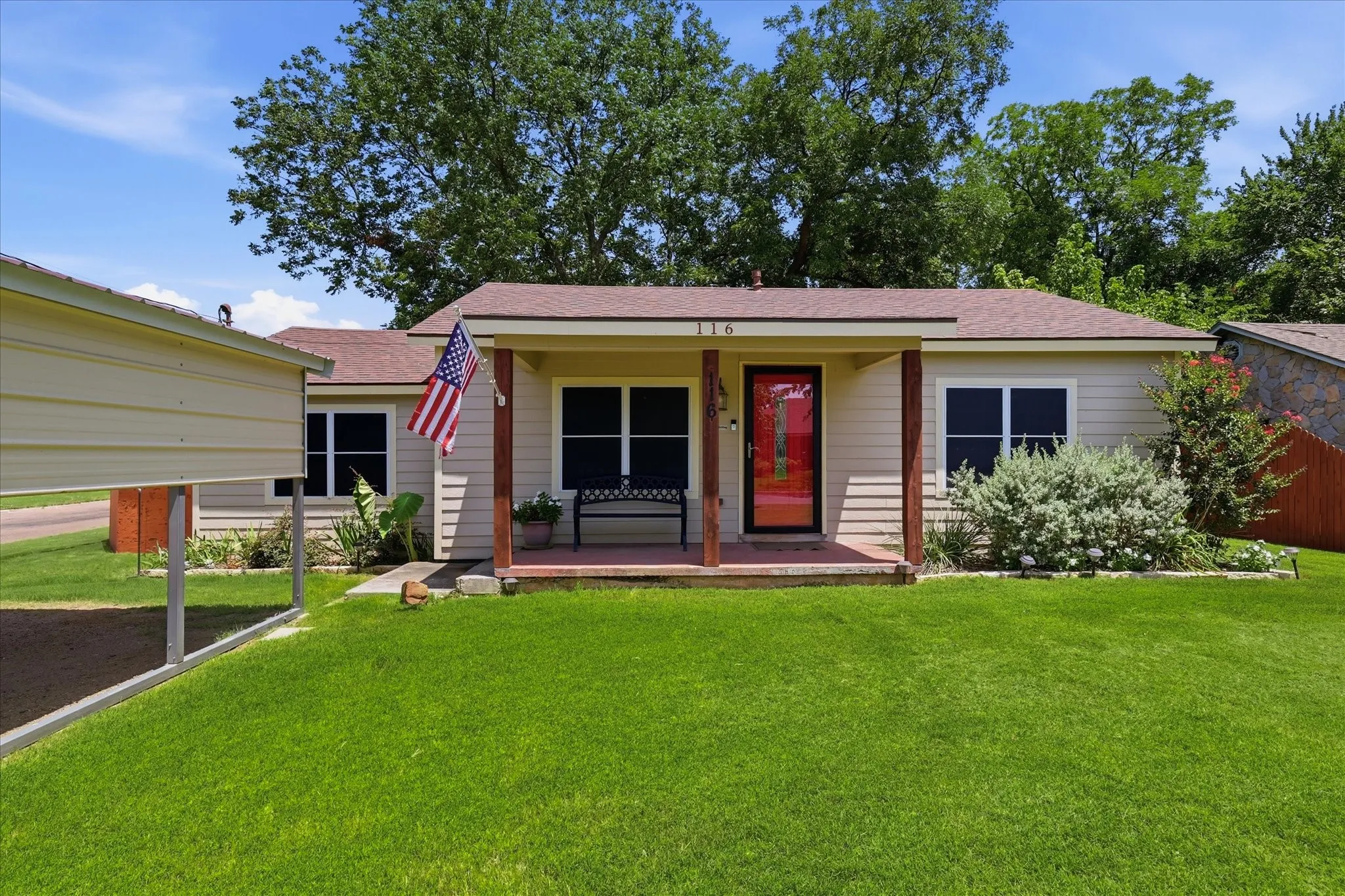 Single Family Residence For Sale in Grayson County , 116 Pecan Street, Whitesboro, Texas 76273, 3 Bedroom, 1 Bathroom, Garage spaces, 1,068 Sqft, built in 1960, mls#21336542, Real Estate Agent in Whitesboro, Homes For Sale in Grayson county, Homes For Sale in Whitesboro, Realtor in Whitesboro Texas, Real Estate Brokerage Independent Realty Texas, Luminita Cordes Realtor