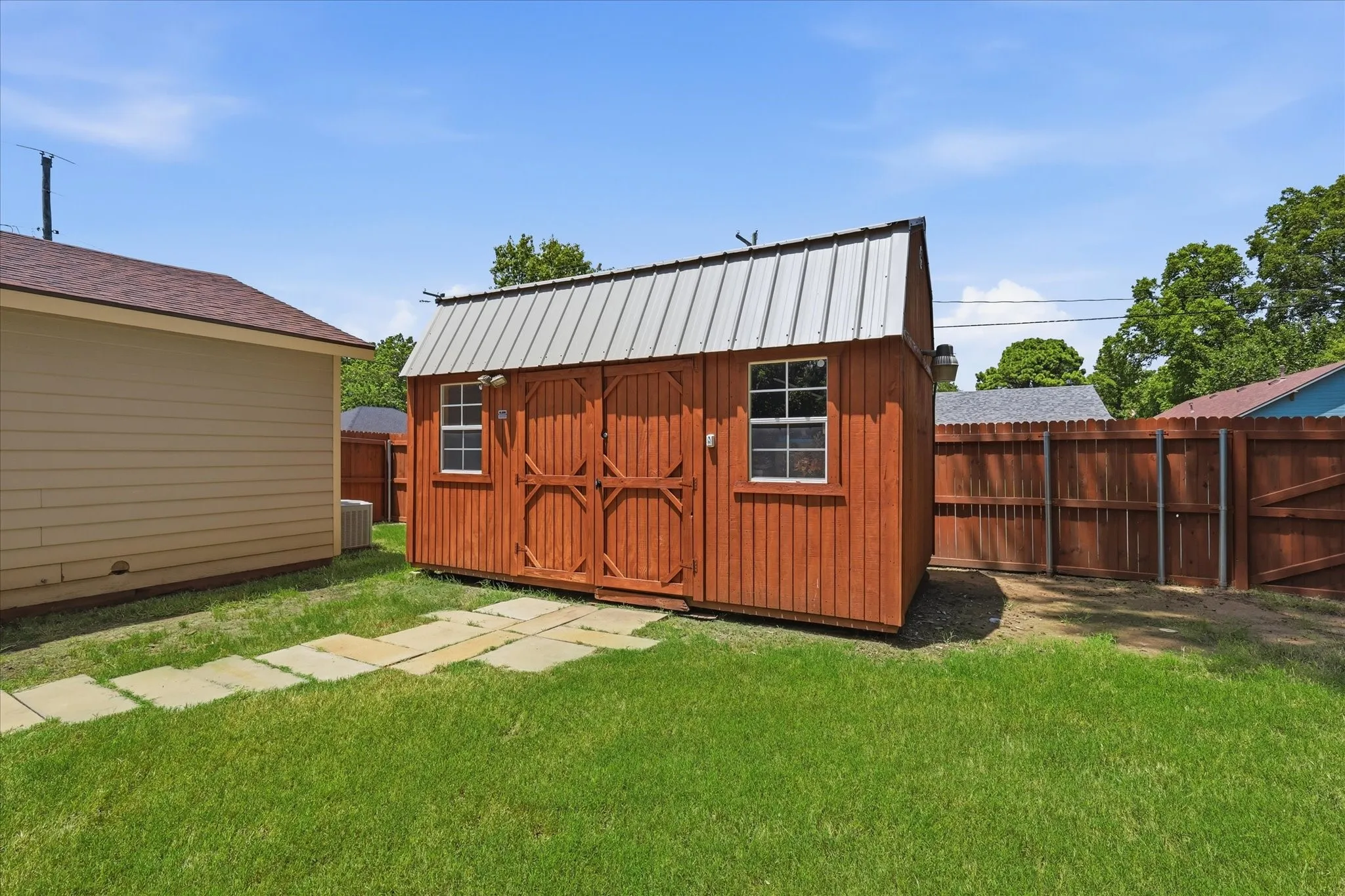 Single Family Residence For Sale in Grayson County , 116 Pecan Street, Whitesboro, Texas 76273, 3 Bedroom, 1 Bathroom, Garage spaces, 1,068 Sqft, built in 1960, mls#21336542, Real Estate Agent in Whitesboro, Homes For Sale in Grayson county, Homes For Sale in Whitesboro, Realtor in Whitesboro Texas, Real Estate Brokerage Independent Realty Texas, Luminita Cordes Realtor