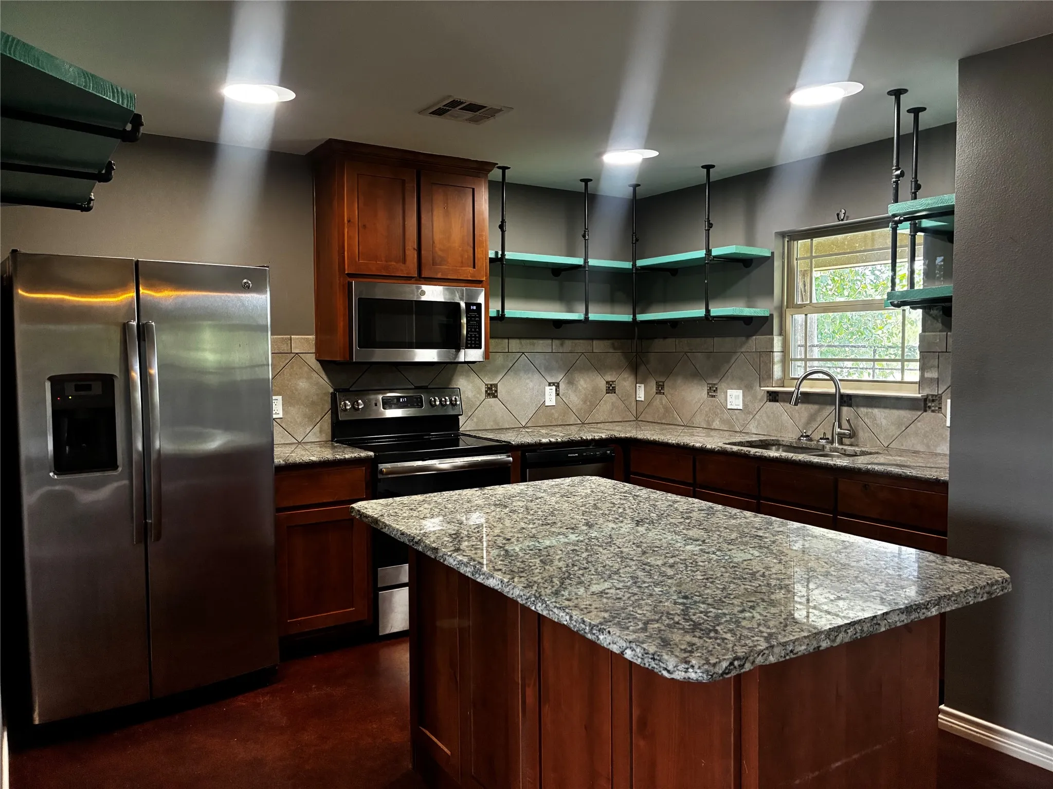 Single Family Residence For Sale in Lampasas County , 23748 N US Highway 281, Lampasas, Texas 76550, 3 Bedrooms, 3 Bathrooms, Garage spaces, 2,000 Sqft, built in 2018, Price $495,000, mls#21336298, Real Estate Agent in Lampasas, Homes For Sale in Lampasas county, Homes For Sale in Lampasas, Realtor in Lampasas Texas, Real Estate Brokerage Independent Realty Texas, Luminita Cordes Realtor