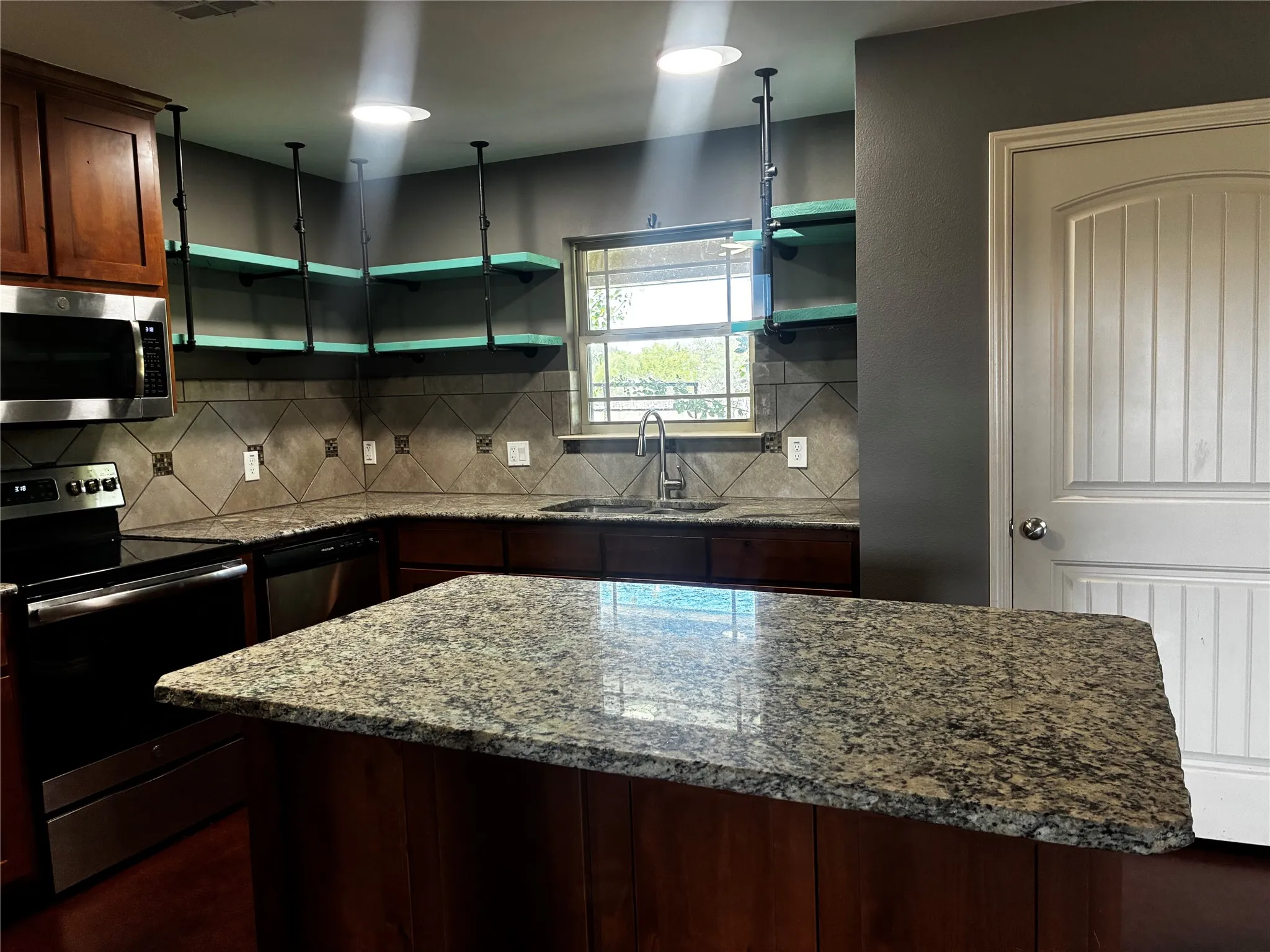 Single Family Residence For Sale in Lampasas County , 23748 N US Highway 281, Lampasas, Texas 76550, 3 Bedrooms, 3 Bathrooms, Garage spaces, 2,000 Sqft, built in 2018, Price $495,000, mls#21336298, Real Estate Agent in Lampasas, Homes For Sale in Lampasas county, Homes For Sale in Lampasas, Realtor in Lampasas Texas, Real Estate Brokerage Independent Realty Texas, Luminita Cordes Realtor