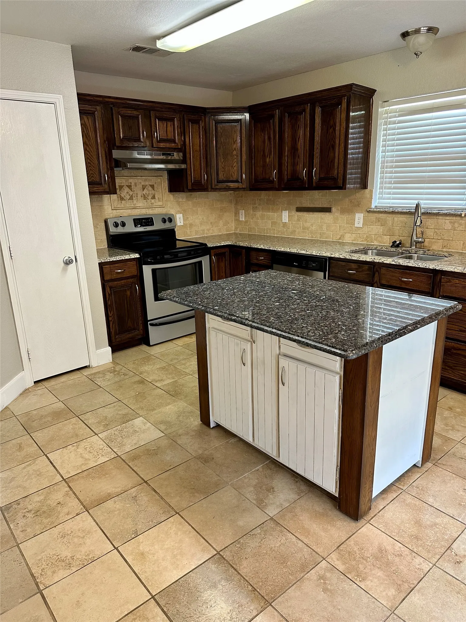 Single Family Residence For Rent in Kaufman County , 210 Windsor, Forney, Texas 75126, 3 Bedroom, 2 Bathroom, 2 Garage spaces, 1,468 Sqft, built in 2001, mls#21337274, Real Estate Agent in Forney, Homes For Rent in Kaufman county, Homes For Rent in Forney, Realtor in Forney Texas, Real Estate Brokerage Independent Realty Texas, Luminita Cordes Realtor