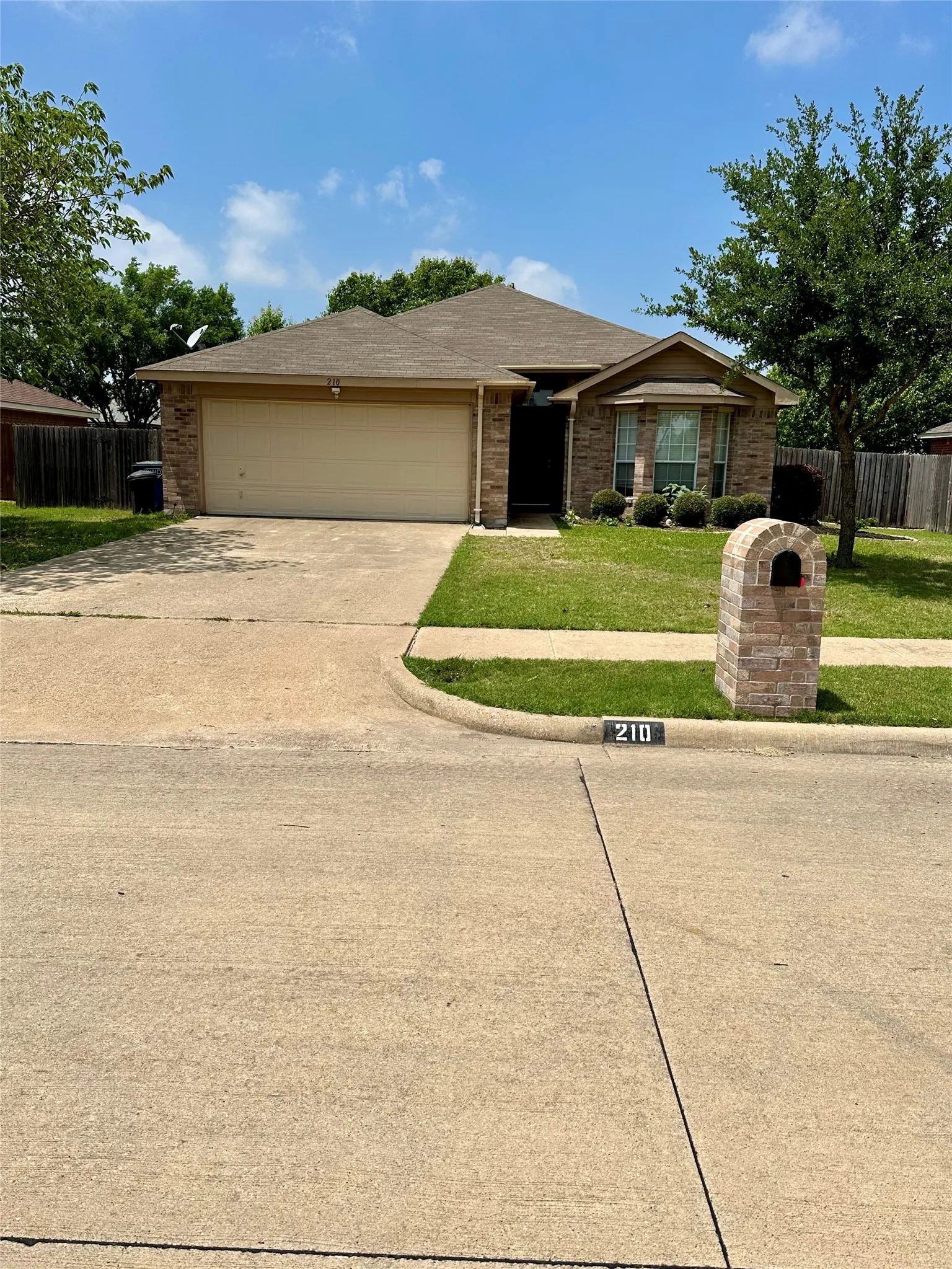 Single Family Residence For Rent in Kaufman County , 210 Windsor, Forney, Texas 75126, 3 Bedroom, 2 Bathroom, 2 Garage spaces, 1,468 Sqft, built in 2001, mls#21337274, Real Estate Agent in Forney, Homes For Rent in Kaufman county, Homes For Rent in Forney, Realtor in Forney Texas, Real Estate Brokerage Independent Realty Texas, Luminita Cordes Realtor