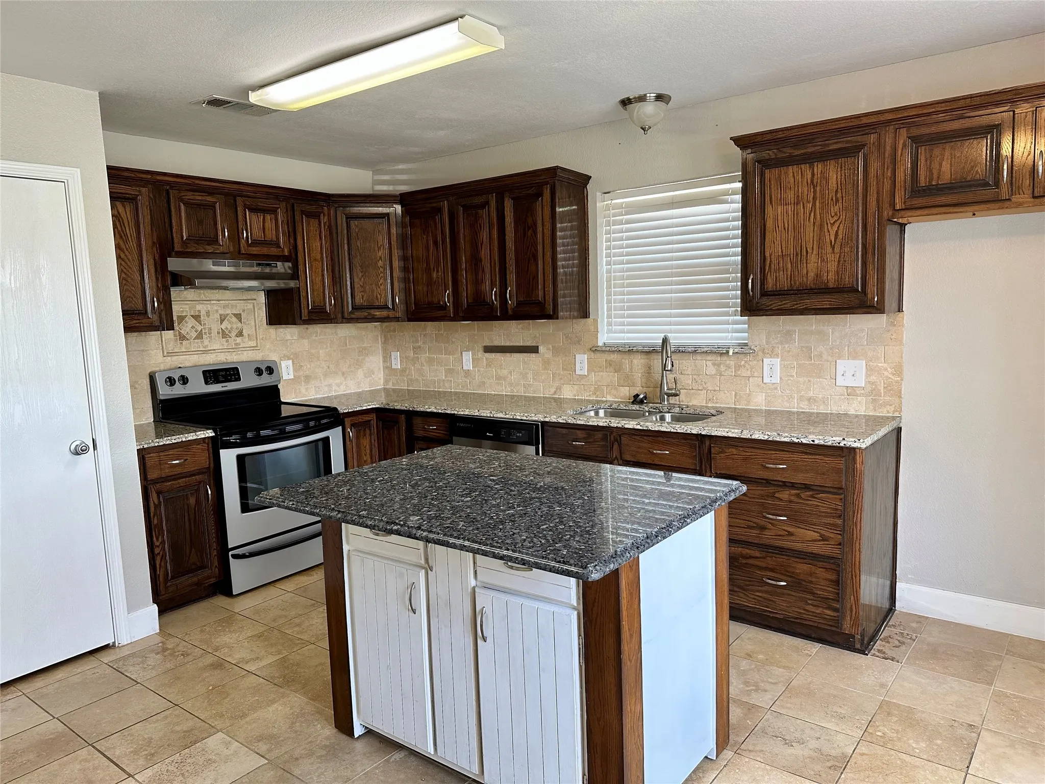 Single Family Residence For Rent in Kaufman County , 210 Windsor, Forney, Texas 75126, 3 Bedroom, 2 Bathroom, 2 Garage spaces, 1,468 Sqft, built in 2001, mls#21337274, Real Estate Agent in Forney, Homes For Rent in Kaufman county, Homes For Rent in Forney, Realtor in Forney Texas, Real Estate Brokerage Independent Realty Texas, Luminita Cordes Realtor