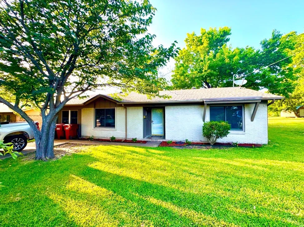 Single Family Residence For Sale in Collin County , 404 Neathery Street, Farmersville, Texas 75442, 3 Bedroom, 2 Bathroom, Garage spaces, 1,352 Sqft, built in 1971, mls#21337184, Real Estate Agent in Farmersville, Homes For Sale in Collin county, Homes For Sale in Farmersville, Realtor in Farmersville Texas, Real Estate Brokerage Independent Realty Texas, Luminita Cordes Realtor