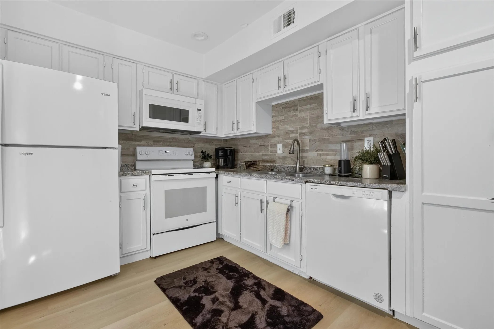Condominium For Sale in Dallas County , 9805 Walnut Street 112, Dallas, Texas 75243, 1 Bedroom, 1 Bathroom, Garage spaces, 551 Sqft, built in 1981, mls#21337297, Real Estate Agent in Dallas, Homes For Sale in Dallas county, Homes For Sale in Dallas, Realtor in Dallas Texas, Real Estate Brokerage Independent Realty Texas, Luminita Cordes Realtor