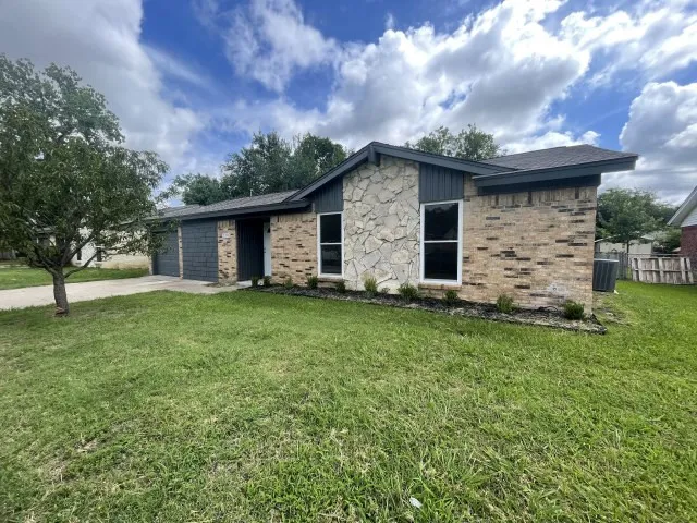 Single Family Residence For Sale in Johnson County , 328 Hillside Court, Burleson, Texas 76028, 4 Bedroom, 3 Bathroom, Garage spaces, 1,511 Sqft, built in 1969, mls#21337295, Real Estate Agent in Burleson, Homes For Sale in Johnson county, Homes For Sale in Burleson, Realtor in Burleson Texas, Real Estate Brokerage Independent Realty Texas, Luminita Cordes Realtor