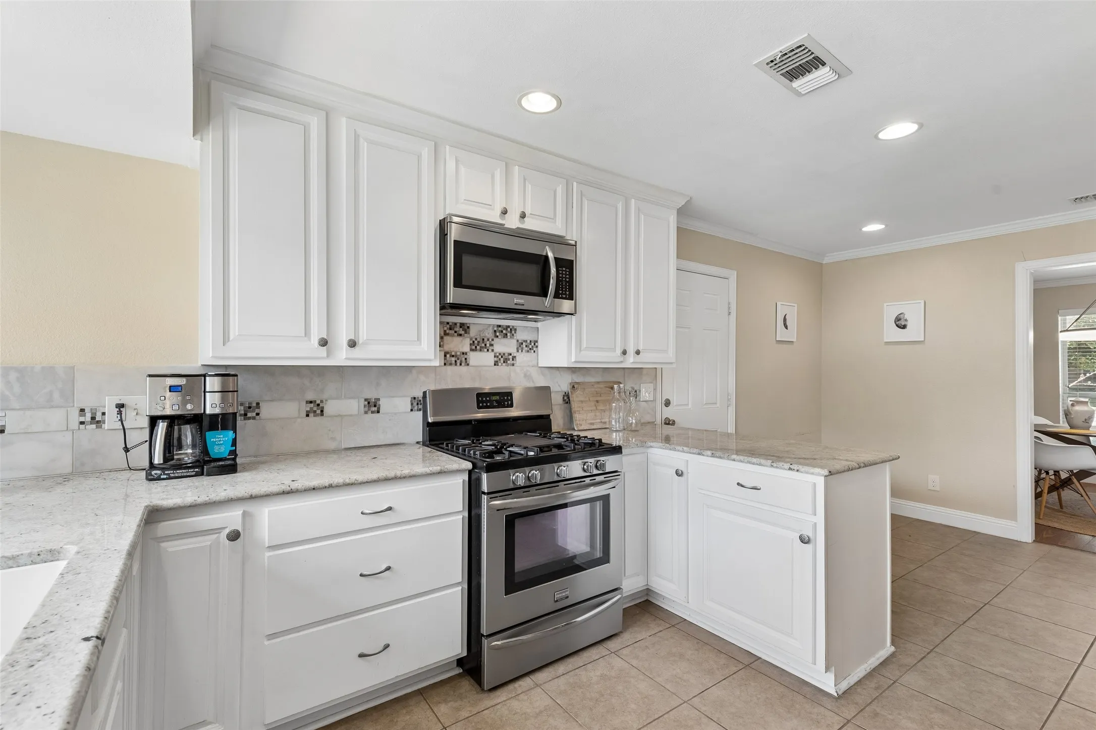 Single Family Residence For Sale in Dallas County , 13141 Rosser Road, Farmers Branch, Texas 75244, 3 Bedroom, 2 Bathroom, 2 Garage spaces, 1,810 Sqft, built in 1969, mls#21328079, Real Estate Agent in Farmers Branch, Homes For Sale in Dallas county, Homes For Sale in Farmers Branch, Realtor in Farmers Branch Texas, Real Estate Brokerage Independent Realty Texas, Luminita Cordes Realtor