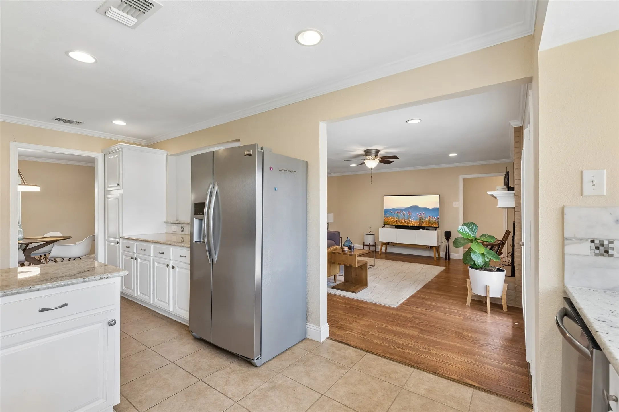Single Family Residence For Sale in Dallas County , 13141 Rosser Road, Farmers Branch, Texas 75244, 3 Bedroom, 2 Bathroom, 2 Garage spaces, 1,810 Sqft, built in 1969, mls#21328079, Real Estate Agent in Farmers Branch, Homes For Sale in Dallas county, Homes For Sale in Farmers Branch, Realtor in Farmers Branch Texas, Real Estate Brokerage Independent Realty Texas, Luminita Cordes Realtor