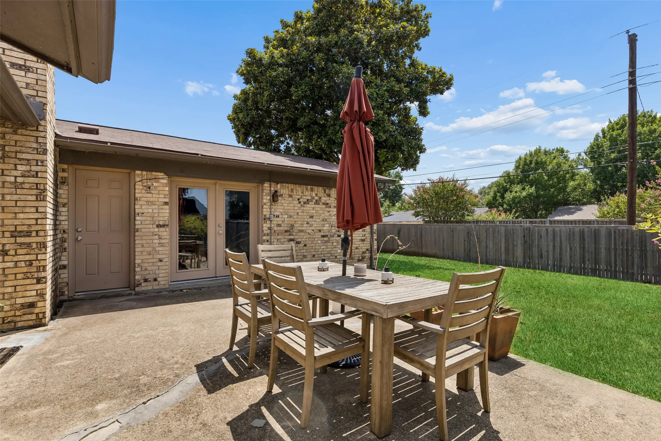 Single Family Residence For Sale in Dallas County , 13141 Rosser Road, Farmers Branch, Texas 75244, 3 Bedroom, 2 Bathroom, 2 Garage spaces, 1,810 Sqft, built in 1969, mls#21328079, Real Estate Agent in Farmers Branch, Homes For Sale in Dallas county, Homes For Sale in Farmers Branch, Realtor in Farmers Branch Texas, Real Estate Brokerage Independent Realty Texas, Luminita Cordes Realtor