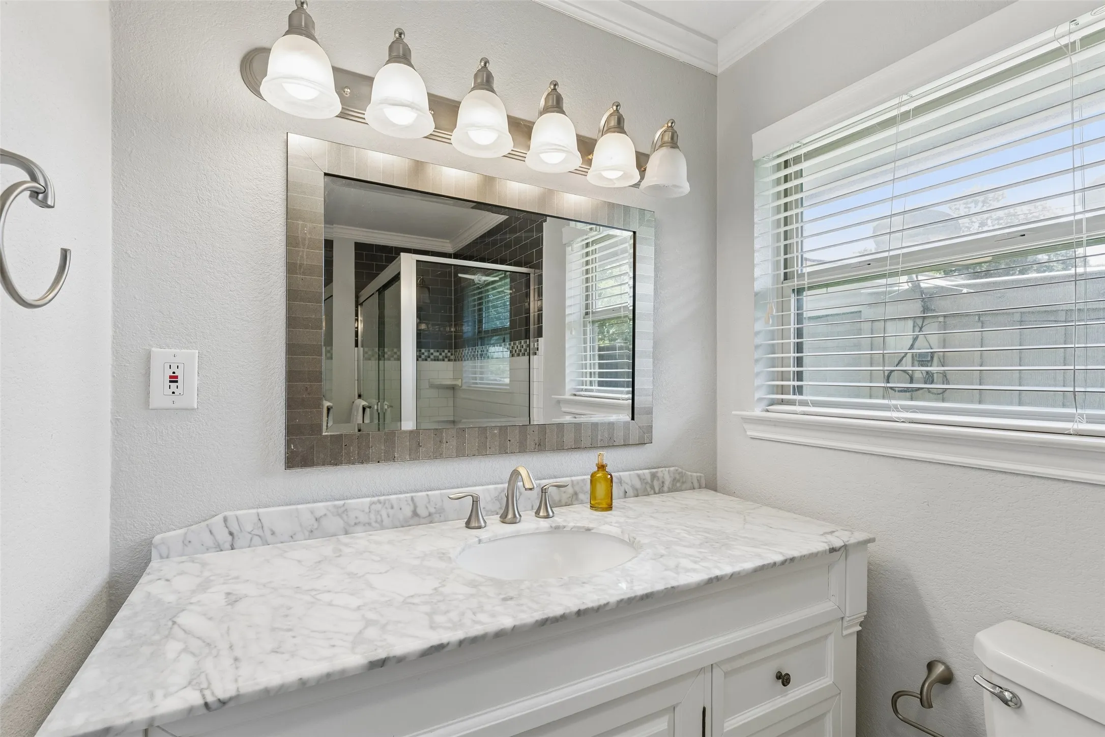 Single Family Residence For Sale in Dallas County , 13141 Rosser Road, Farmers Branch, Texas 75244, 3 Bedroom, 2 Bathroom, 2 Garage spaces, 1,810 Sqft, built in 1969, mls#21328079, Real Estate Agent in Farmers Branch, Homes For Sale in Dallas county, Homes For Sale in Farmers Branch, Realtor in Farmers Branch Texas, Real Estate Brokerage Independent Realty Texas, Luminita Cordes Realtor