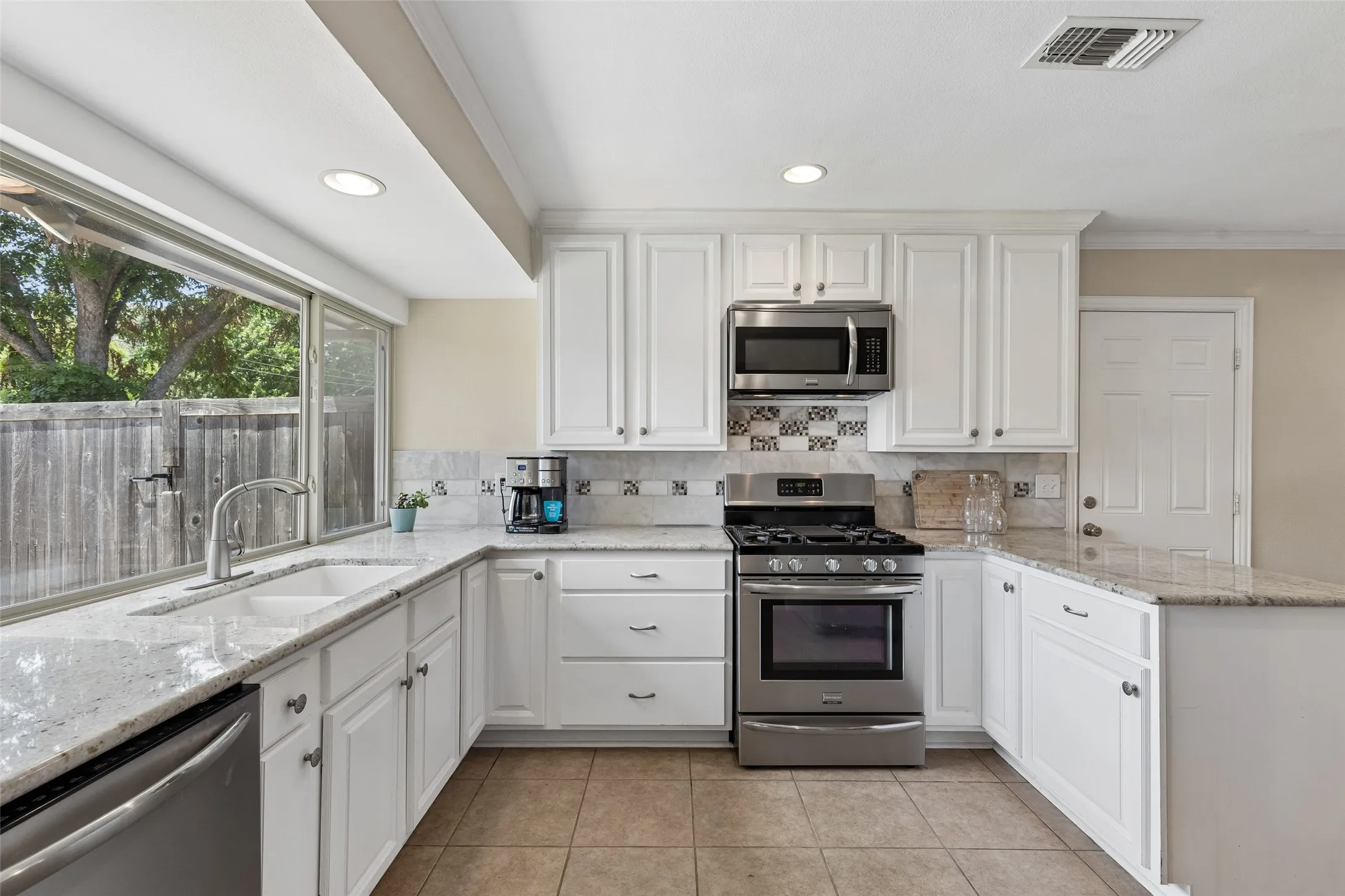 Single Family Residence For Sale in Dallas County , 13141 Rosser Road, Farmers Branch, Texas 75244, 3 Bedroom, 2 Bathroom, 2 Garage spaces, 1,810 Sqft, built in 1969, mls#21328079, Real Estate Agent in Farmers Branch, Homes For Sale in Dallas county, Homes For Sale in Farmers Branch, Realtor in Farmers Branch Texas, Real Estate Brokerage Independent Realty Texas, Luminita Cordes Realtor