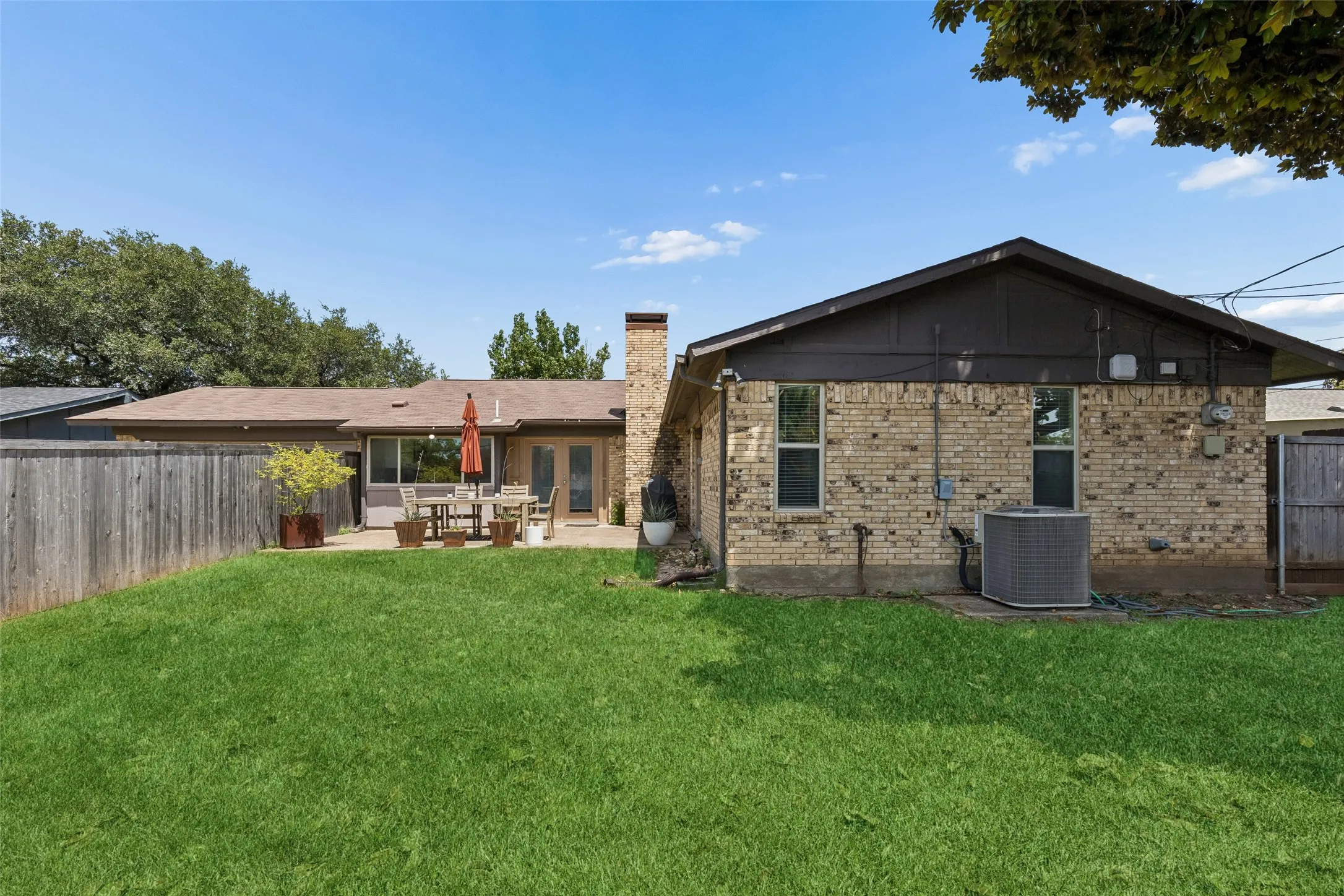 Single Family Residence For Sale in Dallas County , 13141 Rosser Road, Farmers Branch, Texas 75244, 3 Bedroom, 2 Bathroom, 2 Garage spaces, 1,810 Sqft, built in 1969, mls#21328079, Real Estate Agent in Farmers Branch, Homes For Sale in Dallas county, Homes For Sale in Farmers Branch, Realtor in Farmers Branch Texas, Real Estate Brokerage Independent Realty Texas, Luminita Cordes Realtor