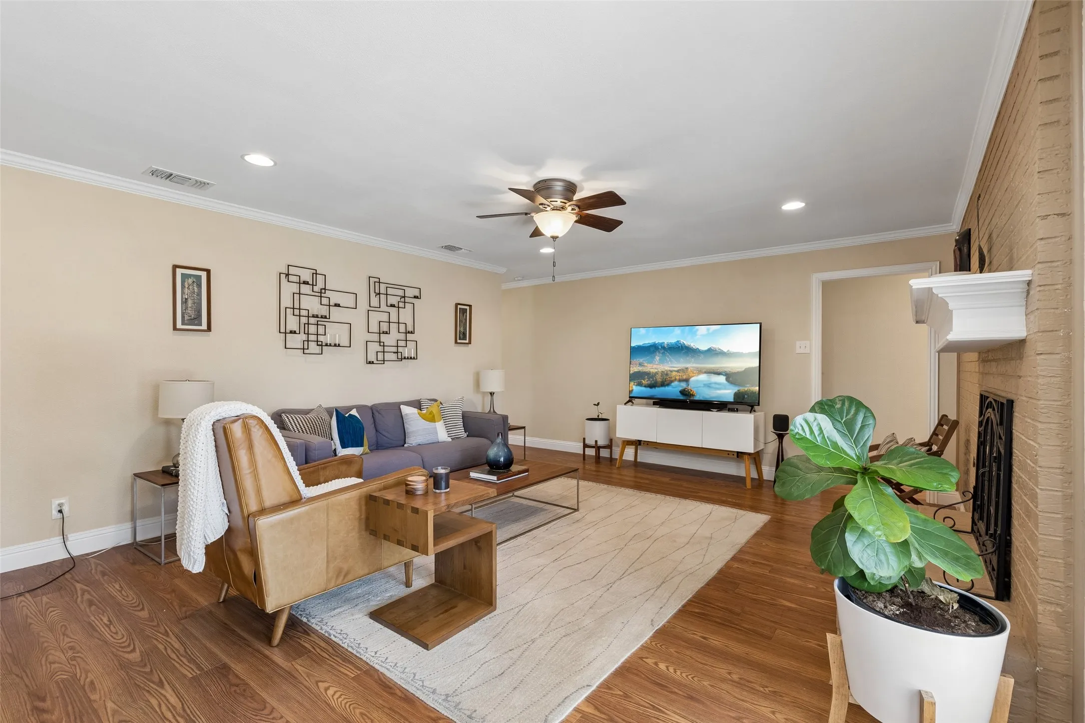 Single Family Residence For Sale in Dallas County , 13141 Rosser Road, Farmers Branch, Texas 75244, 3 Bedroom, 2 Bathroom, 2 Garage spaces, 1,810 Sqft, built in 1969, mls#21328079, Real Estate Agent in Farmers Branch, Homes For Sale in Dallas county, Homes For Sale in Farmers Branch, Realtor in Farmers Branch Texas, Real Estate Brokerage Independent Realty Texas, Luminita Cordes Realtor