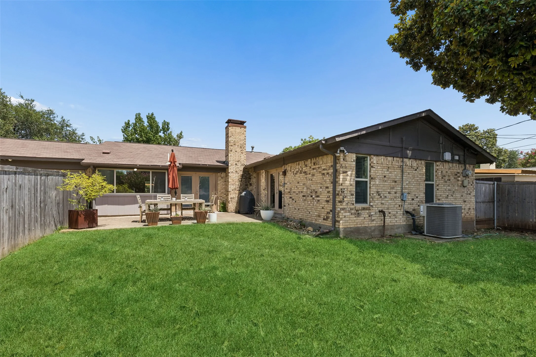 Single Family Residence For Sale in Dallas County , 13141 Rosser Road, Farmers Branch, Texas 75244, 3 Bedroom, 2 Bathroom, 2 Garage spaces, 1,810 Sqft, built in 1969, mls#21328079, Real Estate Agent in Farmers Branch, Homes For Sale in Dallas county, Homes For Sale in Farmers Branch, Realtor in Farmers Branch Texas, Real Estate Brokerage Independent Realty Texas, Luminita Cordes Realtor