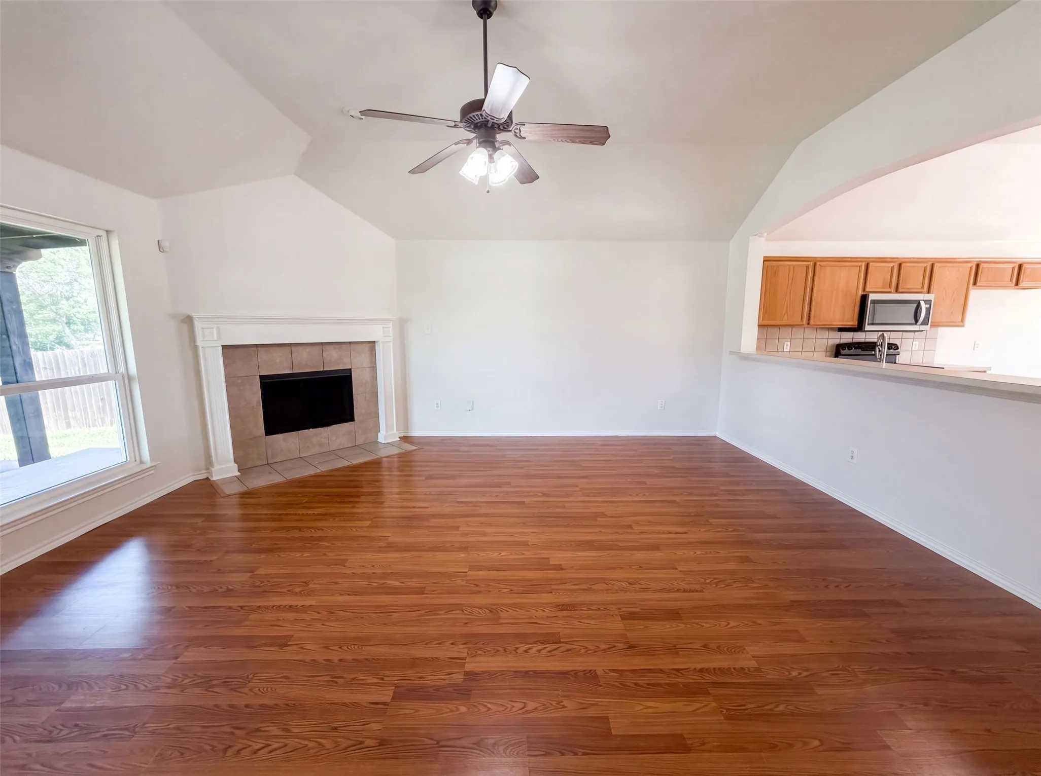 Single Family Residence For Sale in Ellis County , 324 Cascade Drive, Red Oak, Texas 75154, 4 Bedroom, 2 Bathroom, 2 Garage spaces, 1,928 Sqft, built in 2003, mls#21337325, Real Estate Agent in Red Oak, Homes For Sale in Ellis county, Homes For Sale in Red Oak, Realtor in Red Oak Texas, Real Estate Brokerage Independent Realty Texas, Luminita Cordes Realtor