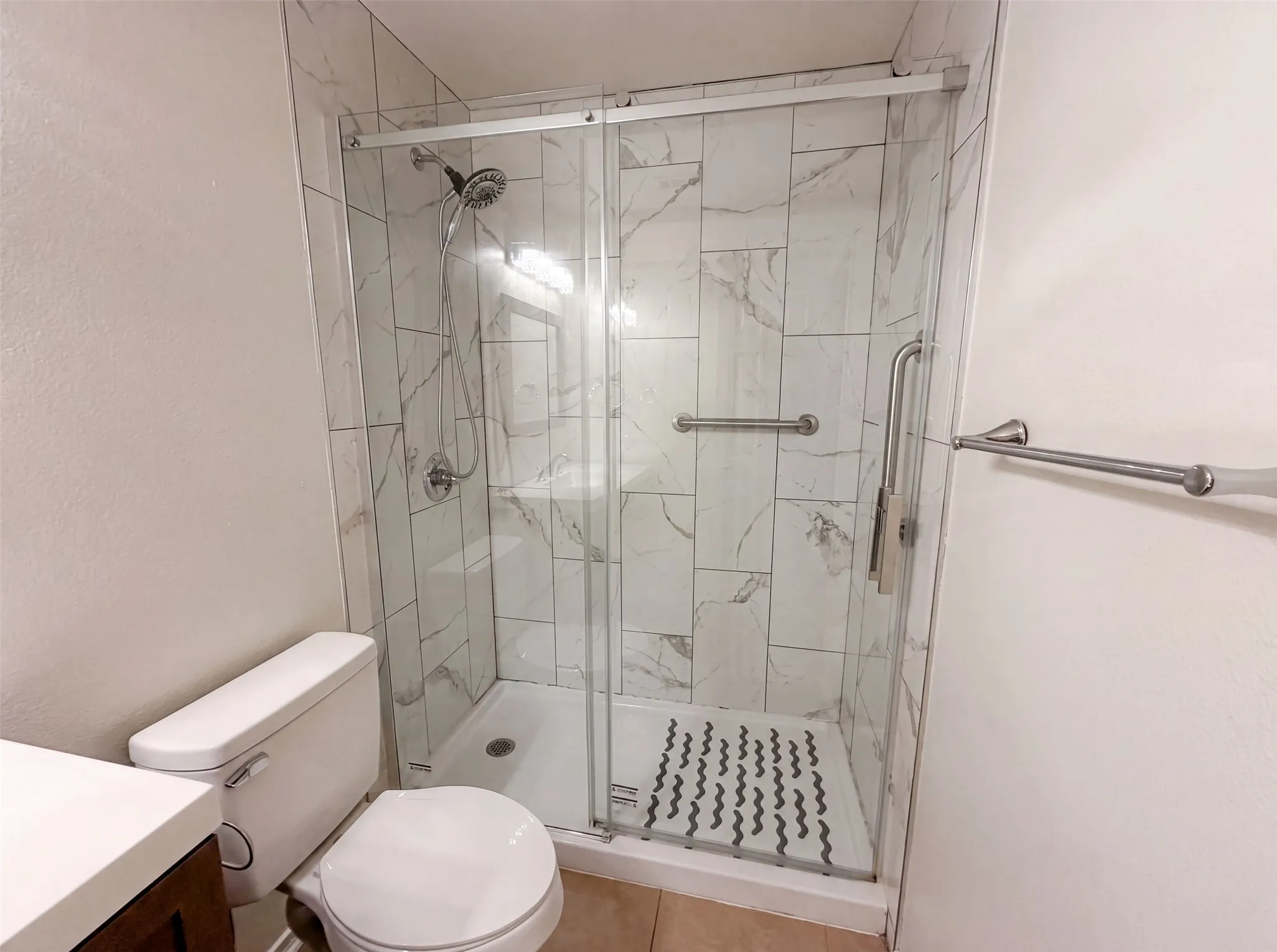 Single Family Residence For Sale in Ellis County , 324 Cascade Drive, Red Oak, Texas 75154, 4 Bedroom, 2 Bathroom, 2 Garage spaces, 1,928 Sqft, built in 2003, mls#21337325, Real Estate Agent in Red Oak, Homes For Sale in Ellis county, Homes For Sale in Red Oak, Realtor in Red Oak Texas, Real Estate Brokerage Independent Realty Texas, Luminita Cordes Realtor