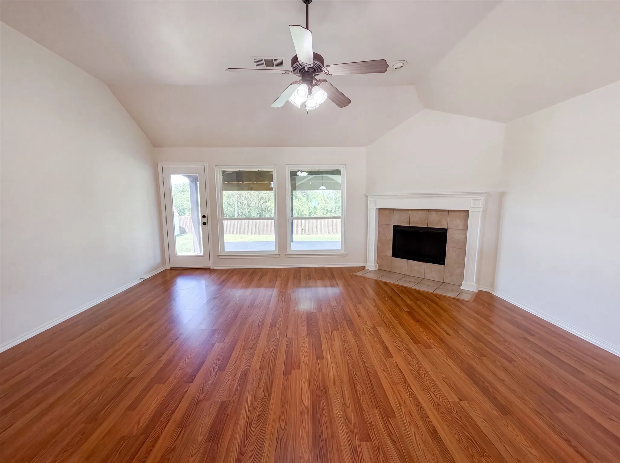 Single Family Residence For Sale in Ellis County , 324 Cascade Drive, Red Oak, Texas 75154, 4 Bedroom, 2 Bathroom, 2 Garage spaces, 1,928 Sqft, built in 2003, mls#21337325, Real Estate Agent in Red Oak, Homes For Sale in Ellis county, Homes For Sale in Red Oak, Realtor in Red Oak Texas, Real Estate Brokerage Independent Realty Texas, Luminita Cordes Realtor
