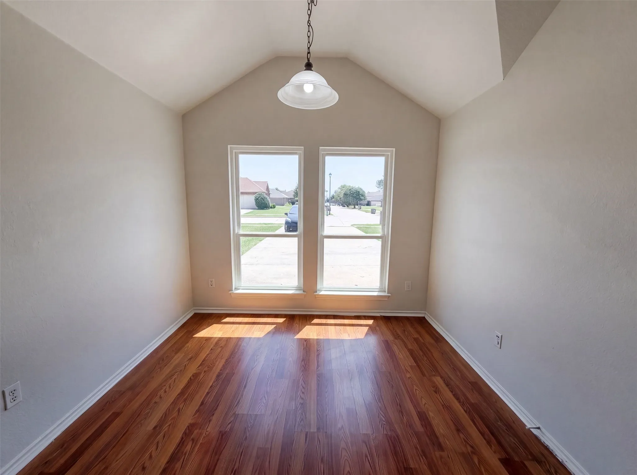 Single Family Residence For Sale in Ellis County , 324 Cascade Drive, Red Oak, Texas 75154, 4 Bedroom, 2 Bathroom, 2 Garage spaces, 1,928 Sqft, built in 2003, mls#21337325, Real Estate Agent in Red Oak, Homes For Sale in Ellis county, Homes For Sale in Red Oak, Realtor in Red Oak Texas, Real Estate Brokerage Independent Realty Texas, Luminita Cordes Realtor