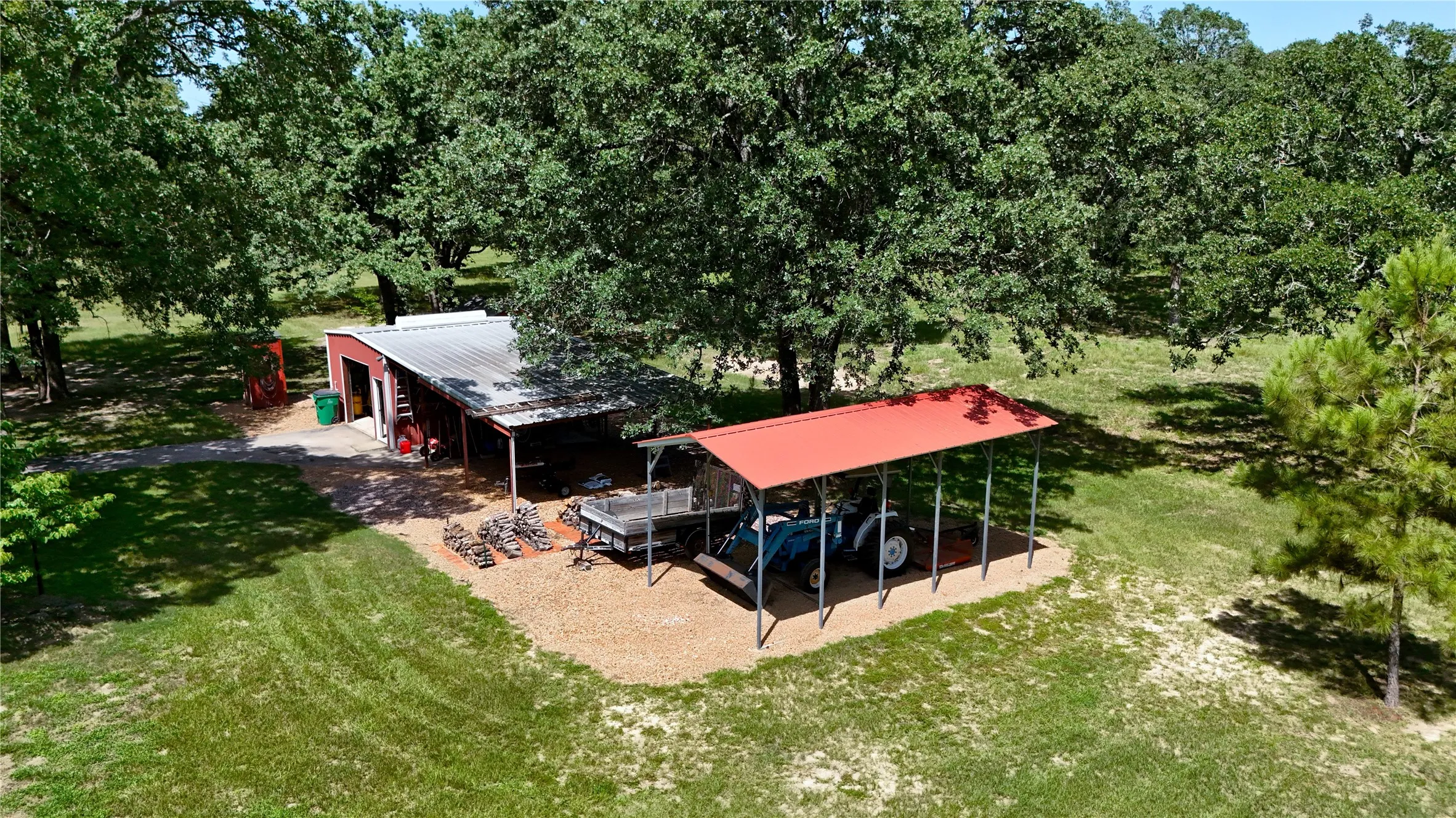Single Family Residence For Sale in Henderson County , 5611 Fm 2494, Athens, Texas 75751, 3 Bedroom, 3 Bathroom, 2 Garage spaces, 2,560 Sqft, built in 2001, mls#21337155, Real Estate Agent in Athens, Homes For Sale in Henderson county, Homes For Sale in Athens, Realtor in Athens Texas, Real Estate Brokerage Independent Realty Texas, Luminita Cordes Realtor