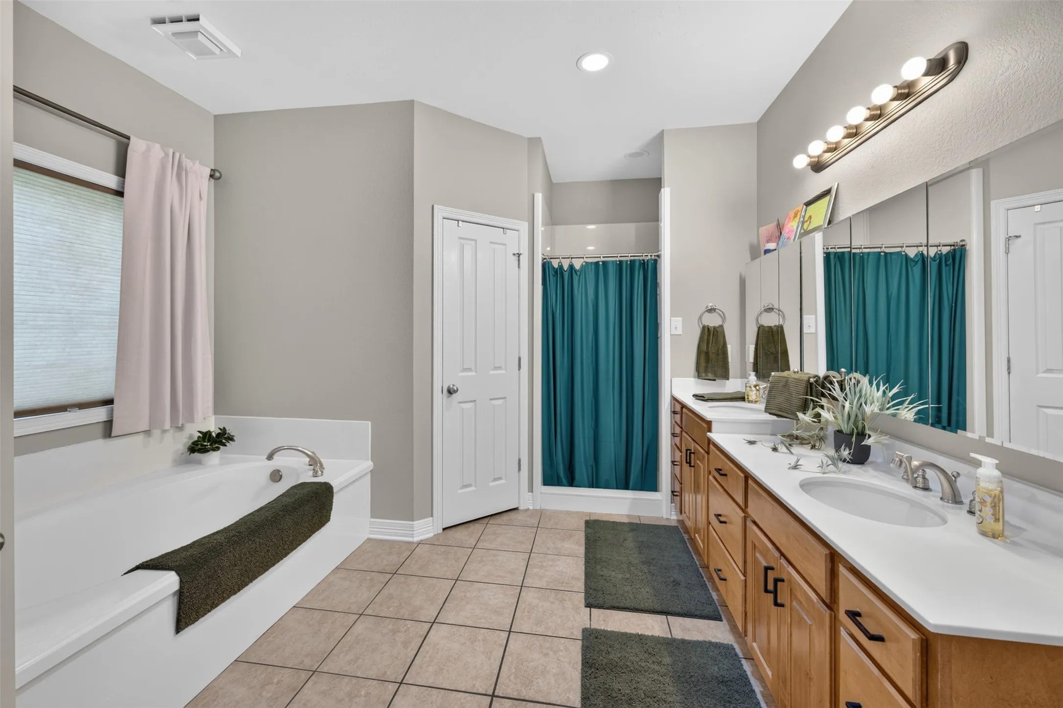 Single Family Residence For Sale in Henderson County , 5611 Fm 2494, Athens, Texas 75751, 3 Bedroom, 3 Bathroom, 2 Garage spaces, 2,560 Sqft, built in 2001, mls#21337155, Real Estate Agent in Athens, Homes For Sale in Henderson county, Homes For Sale in Athens, Realtor in Athens Texas, Real Estate Brokerage Independent Realty Texas, Luminita Cordes Realtor