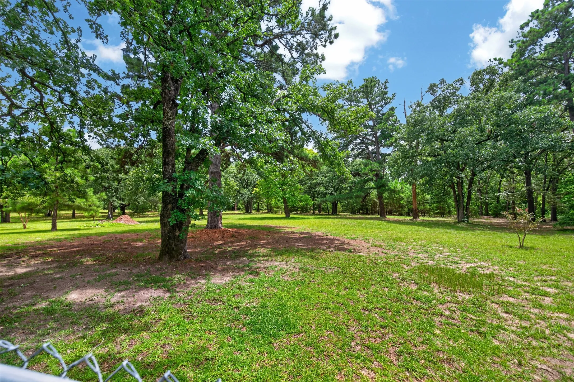 Single Family Residence For Sale in Henderson County , 5611 Fm 2494, Athens, Texas 75751, 3 Bedroom, 3 Bathroom, 2 Garage spaces, 2,560 Sqft, built in 2001, mls#21337155, Real Estate Agent in Athens, Homes For Sale in Henderson county, Homes For Sale in Athens, Realtor in Athens Texas, Real Estate Brokerage Independent Realty Texas, Luminita Cordes Realtor