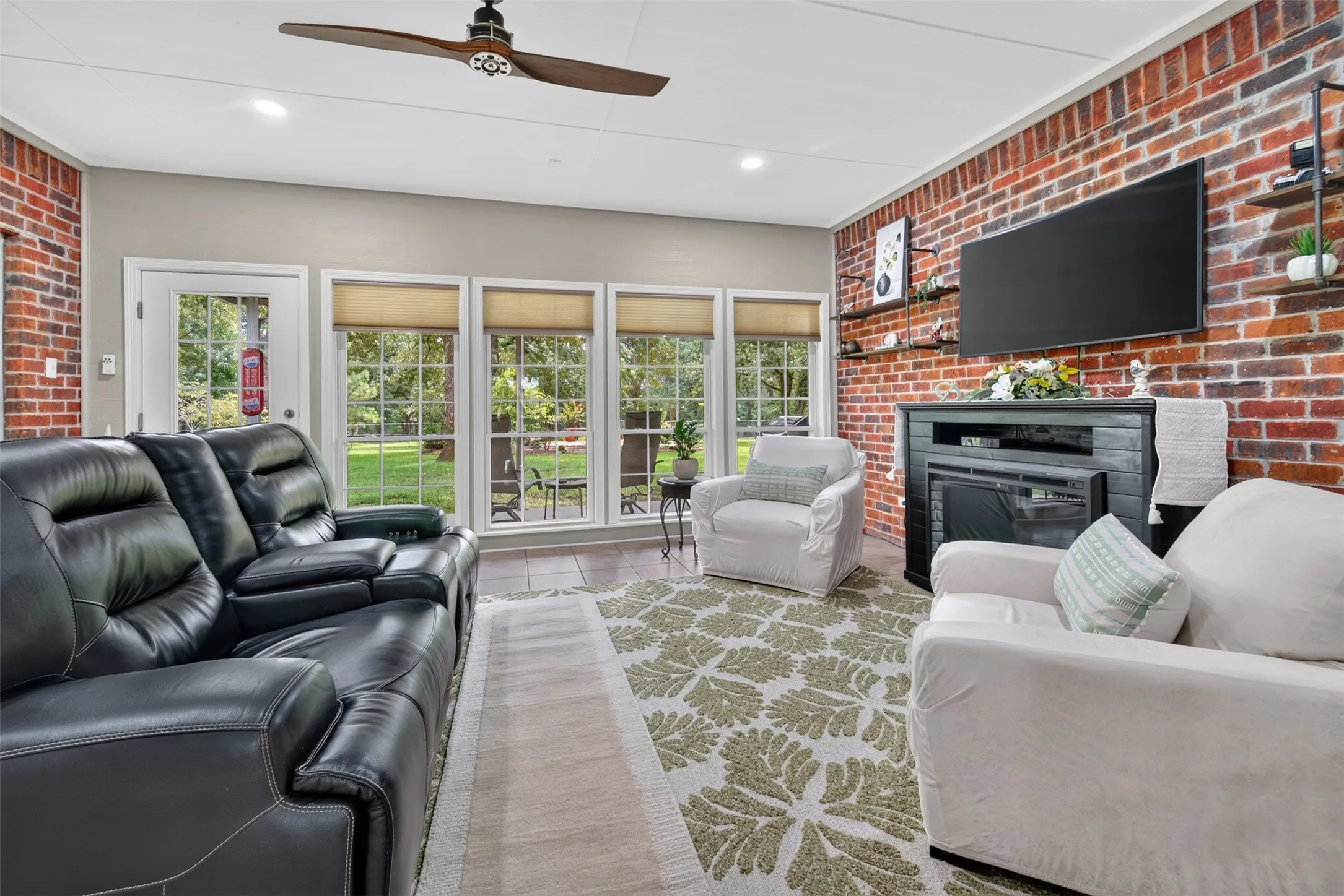 Single Family Residence For Sale in Henderson County , 5611 Fm 2494, Athens, Texas 75751, 3 Bedroom, 3 Bathroom, 2 Garage spaces, 2,560 Sqft, built in 2001, mls#21337155, Real Estate Agent in Athens, Homes For Sale in Henderson county, Homes For Sale in Athens, Realtor in Athens Texas, Real Estate Brokerage Independent Realty Texas, Luminita Cordes Realtor