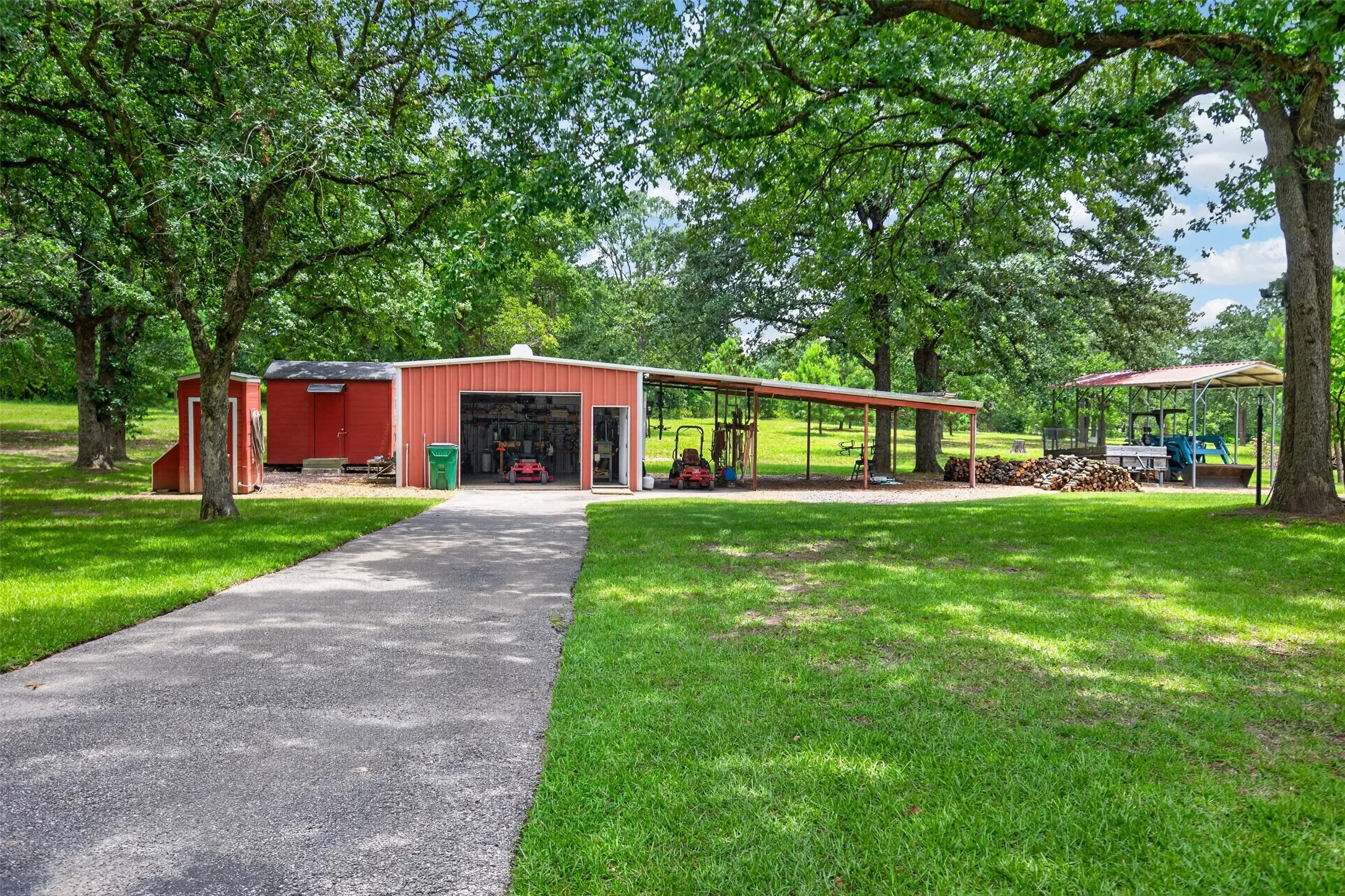 Single Family Residence For Sale in Henderson County , 5611 Fm 2494, Athens, Texas 75751, 3 Bedroom, 3 Bathroom, 2 Garage spaces, 2,560 Sqft, built in 2001, mls#21337155, Real Estate Agent in Athens, Homes For Sale in Henderson county, Homes For Sale in Athens, Realtor in Athens Texas, Real Estate Brokerage Independent Realty Texas, Luminita Cordes Realtor