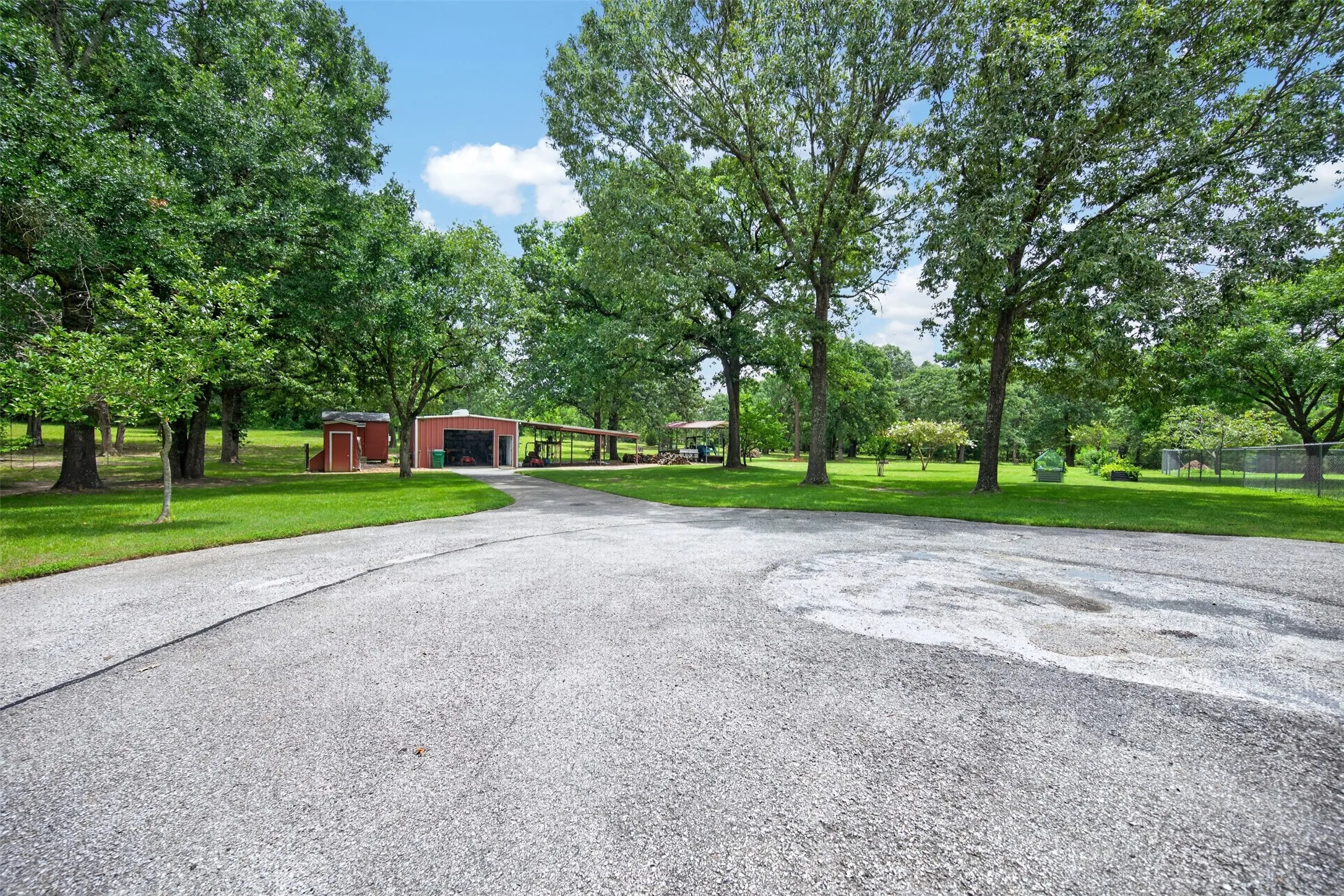 Single Family Residence For Sale in Henderson County , 5611 Fm 2494, Athens, Texas 75751, 3 Bedroom, 3 Bathroom, 2 Garage spaces, 2,560 Sqft, built in 2001, mls#21337155, Real Estate Agent in Athens, Homes For Sale in Henderson county, Homes For Sale in Athens, Realtor in Athens Texas, Real Estate Brokerage Independent Realty Texas, Luminita Cordes Realtor