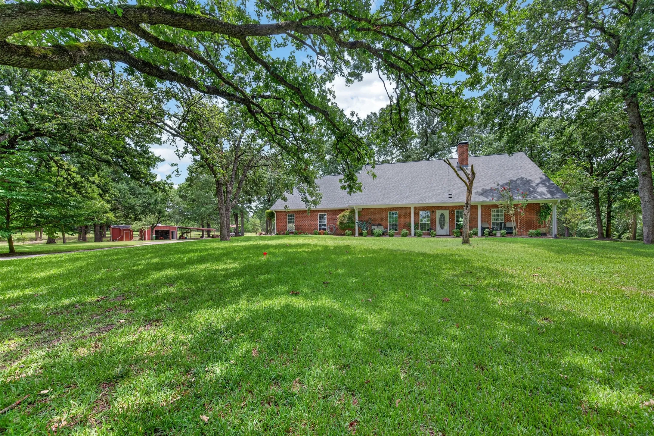 Single Family Residence For Sale in Henderson County , 5611 Fm 2494, Athens, Texas 75751, 3 Bedroom, 3 Bathroom, 2 Garage spaces, 2,560 Sqft, built in 2001, mls#21337155, Real Estate Agent in Athens, Homes For Sale in Henderson county, Homes For Sale in Athens, Realtor in Athens Texas, Real Estate Brokerage Independent Realty Texas, Luminita Cordes Realtor