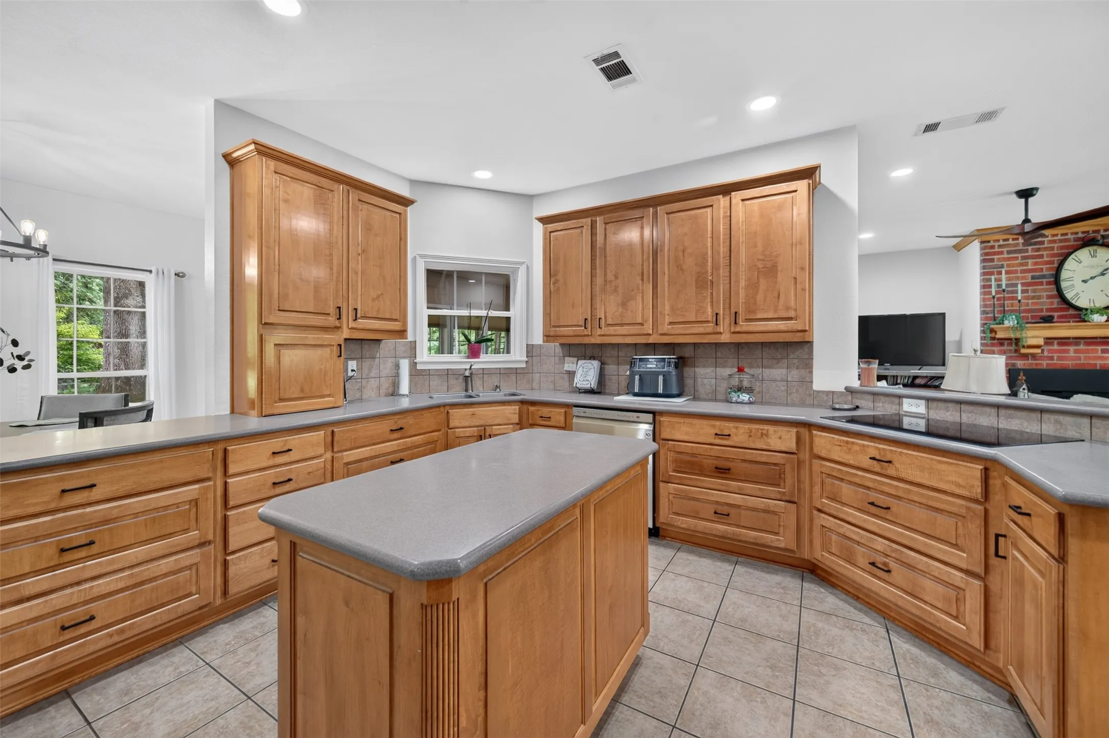 Single Family Residence For Sale in Henderson County , 5611 Fm 2494, Athens, Texas 75751, 3 Bedroom, 3 Bathroom, 2 Garage spaces, 2,560 Sqft, built in 2001, mls#21337155, Real Estate Agent in Athens, Homes For Sale in Henderson county, Homes For Sale in Athens, Realtor in Athens Texas, Real Estate Brokerage Independent Realty Texas, Luminita Cordes Realtor