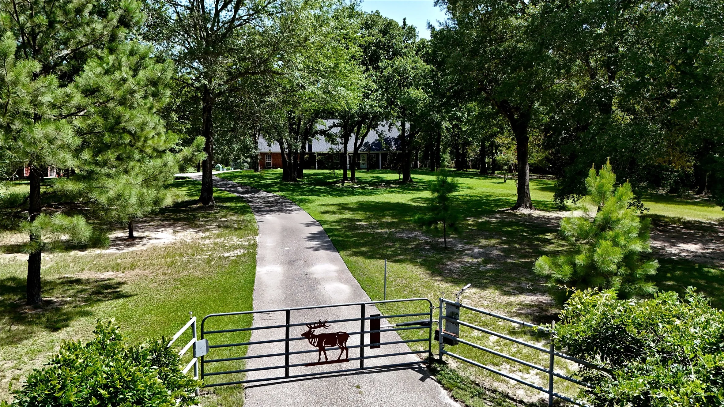 Single Family Residence For Sale in Henderson County , 5611 Fm 2494, Athens, Texas 75751, 3 Bedroom, 3 Bathroom, 2 Garage spaces, 2,560 Sqft, built in 2001, mls#21337155, Real Estate Agent in Athens, Homes For Sale in Henderson county, Homes For Sale in Athens, Realtor in Athens Texas, Real Estate Brokerage Independent Realty Texas, Luminita Cordes Realtor