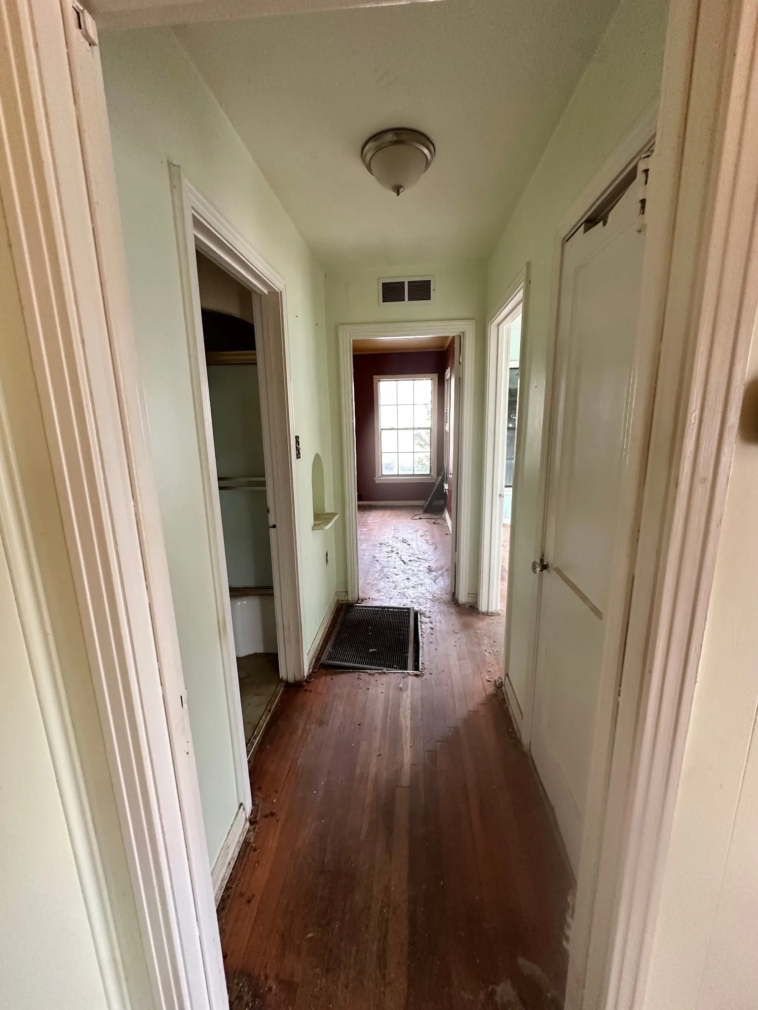 Single Family Residence For Sale in Dallas County , 813 Magnolia Drive, Garland, Texas 75040, 2 Bedroom, 1 Bathroom, 1 Garage spaces, 1,718 Sqft, built in 1951, Price $195,000, mls#21333466, Real Estate Agent in Garland, Homes For Sale in Dallas county, Homes For Sale in Garland, Realtor in Garland Texas, Real Estate Brokerage Independent Realty Texas, Luminita Cordes Realtor