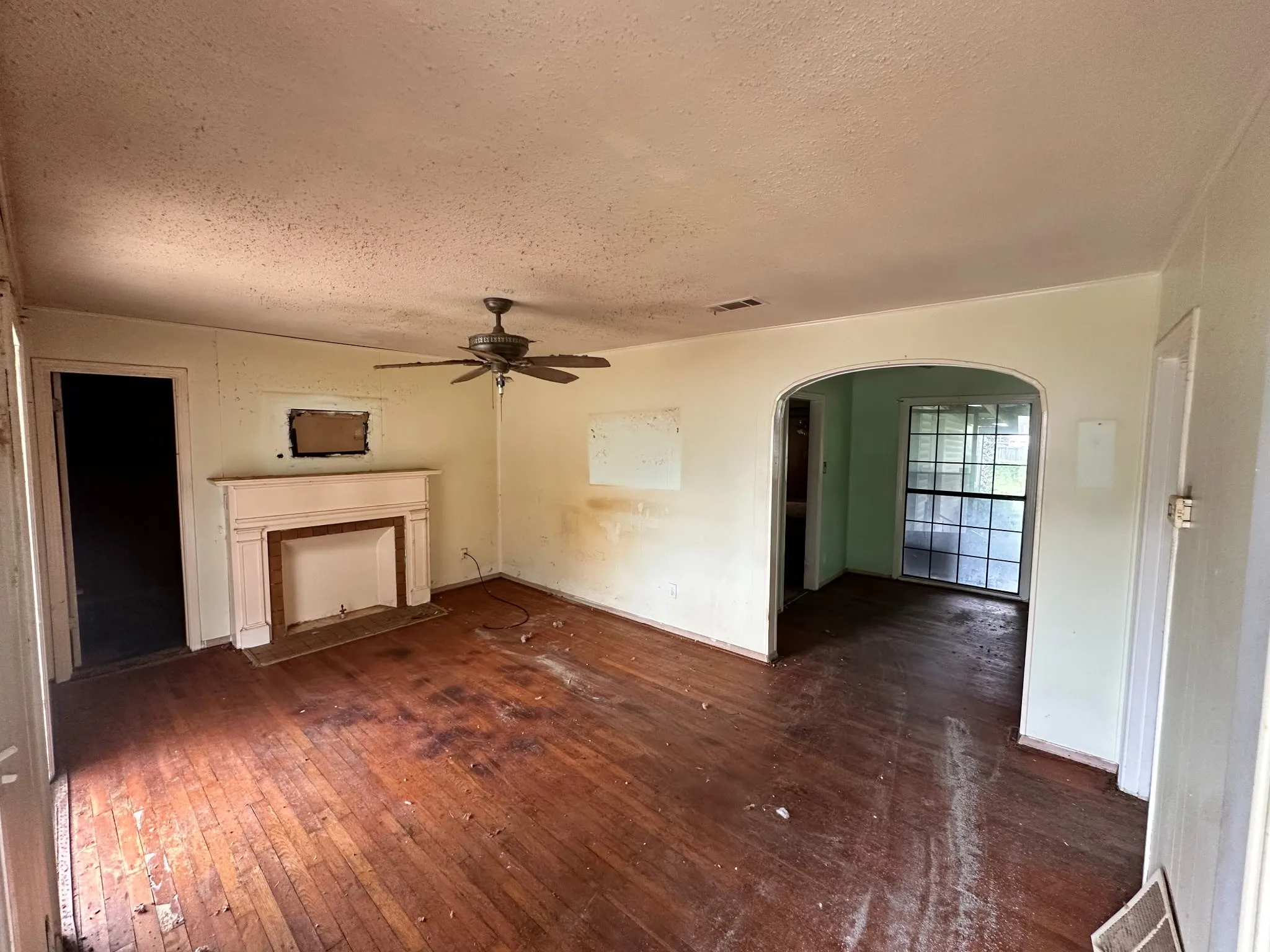 Single Family Residence For Sale in Dallas County , 813 Magnolia Drive, Garland, Texas 75040, 2 Bedroom, 1 Bathroom, 1 Garage spaces, 1,718 Sqft, built in 1951, Price $195,000, mls#21333466, Real Estate Agent in Garland, Homes For Sale in Dallas county, Homes For Sale in Garland, Realtor in Garland Texas, Real Estate Brokerage Independent Realty Texas, Luminita Cordes Realtor