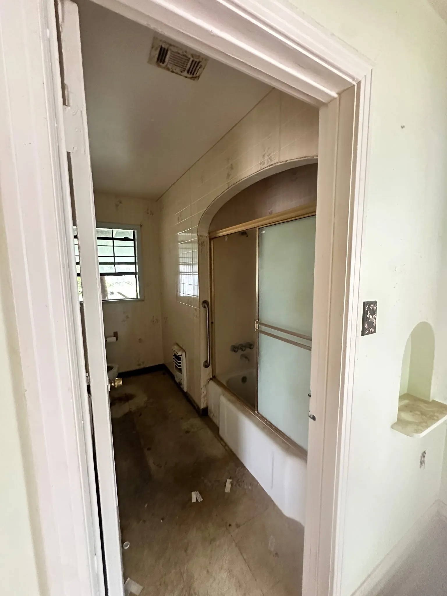 Single Family Residence For Sale in Dallas County , 813 Magnolia Drive, Garland, Texas 75040, 2 Bedroom, 1 Bathroom, 1 Garage spaces, 1,718 Sqft, built in 1951, Price $195,000, mls#21333466, Real Estate Agent in Garland, Homes For Sale in Dallas county, Homes For Sale in Garland, Realtor in Garland Texas, Real Estate Brokerage Independent Realty Texas, Luminita Cordes Realtor