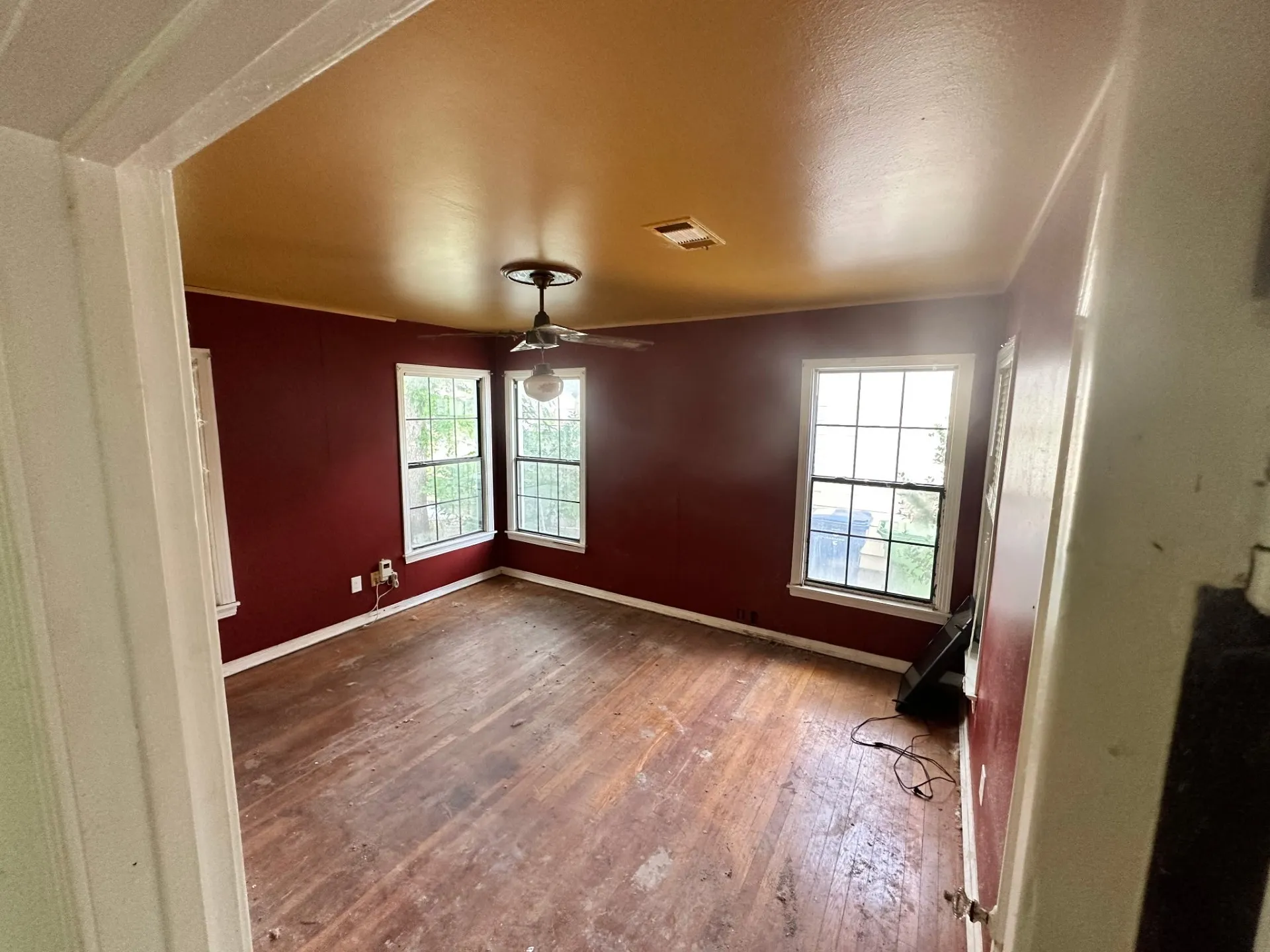 Single Family Residence For Sale in Dallas County , 813 Magnolia Drive, Garland, Texas 75040, 2 Bedroom, 1 Bathroom, 1 Garage spaces, 1,718 Sqft, built in 1951, Price $195,000, mls#21333466, Real Estate Agent in Garland, Homes For Sale in Dallas county, Homes For Sale in Garland, Realtor in Garland Texas, Real Estate Brokerage Independent Realty Texas, Luminita Cordes Realtor