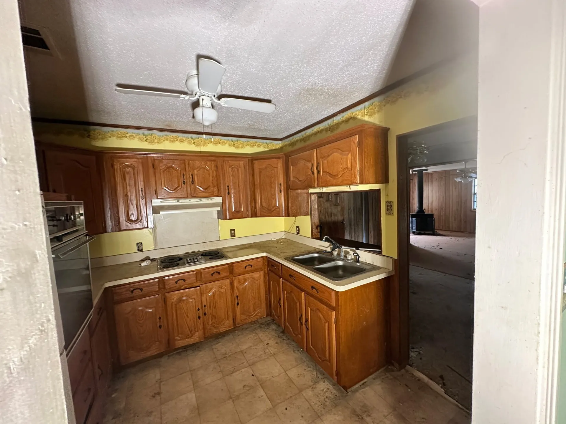 Single Family Residence For Sale in Dallas County , 813 Magnolia Drive, Garland, Texas 75040, 2 Bedroom, 1 Bathroom, 1 Garage spaces, 1,718 Sqft, built in 1951, Price $195,000, mls#21333466, Real Estate Agent in Garland, Homes For Sale in Dallas county, Homes For Sale in Garland, Realtor in Garland Texas, Real Estate Brokerage Independent Realty Texas, Luminita Cordes Realtor