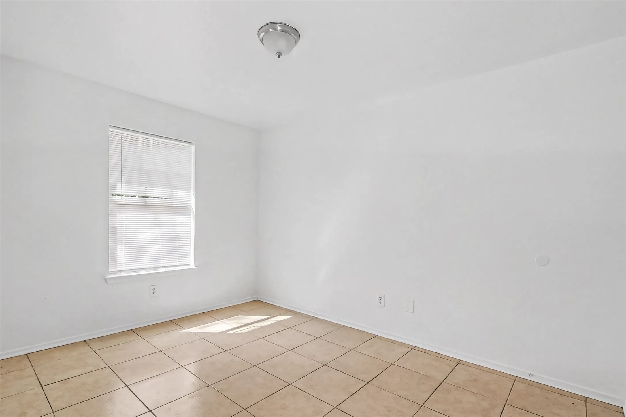 Duplex For Rent in Tarrant County , 2902 Van Horn Avenue 100, Fort Worth, Texas 76111, 3 Bedroom, 2 Bathroom, Garage spaces, 1,250 Sqft, built in 2003, mls#21337265, Real Estate Agent in Fort Worth, Homes For Rent in Tarrant county, Homes For Rent in Fort Worth, Realtor in Fort Worth Texas, Real Estate Brokerage Independent Realty Texas, Luminita Cordes Realtor