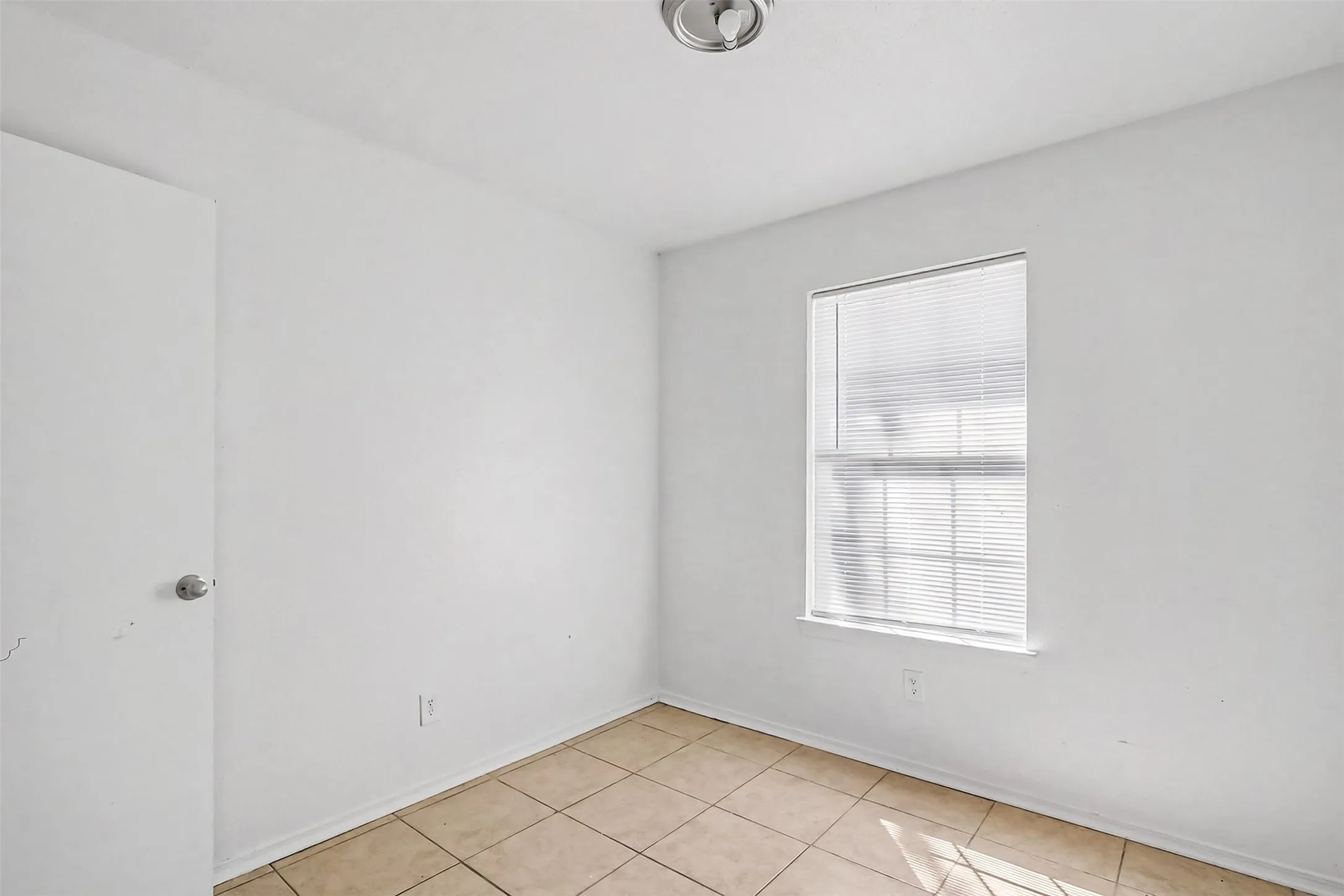 Duplex For Rent in Tarrant County , 2902 Van Horn Avenue 100, Fort Worth, Texas 76111, 3 Bedroom, 2 Bathroom, Garage spaces, 1,250 Sqft, built in 2003, mls#21337265, Real Estate Agent in Fort Worth, Homes For Rent in Tarrant county, Homes For Rent in Fort Worth, Realtor in Fort Worth Texas, Real Estate Brokerage Independent Realty Texas, Luminita Cordes Realtor