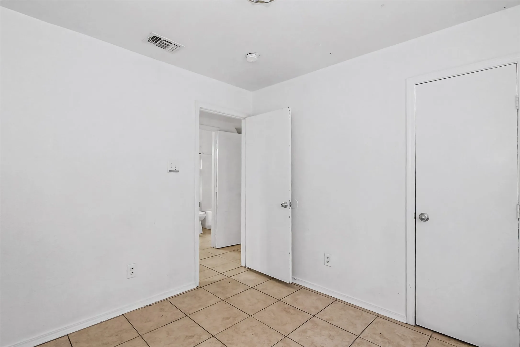 Duplex For Rent in Tarrant County , 2902 Van Horn Avenue 100, Fort Worth, Texas 76111, 3 Bedroom, 2 Bathroom, Garage spaces, 1,250 Sqft, built in 2003, mls#21337265, Real Estate Agent in Fort Worth, Homes For Rent in Tarrant county, Homes For Rent in Fort Worth, Realtor in Fort Worth Texas, Real Estate Brokerage Independent Realty Texas, Luminita Cordes Realtor