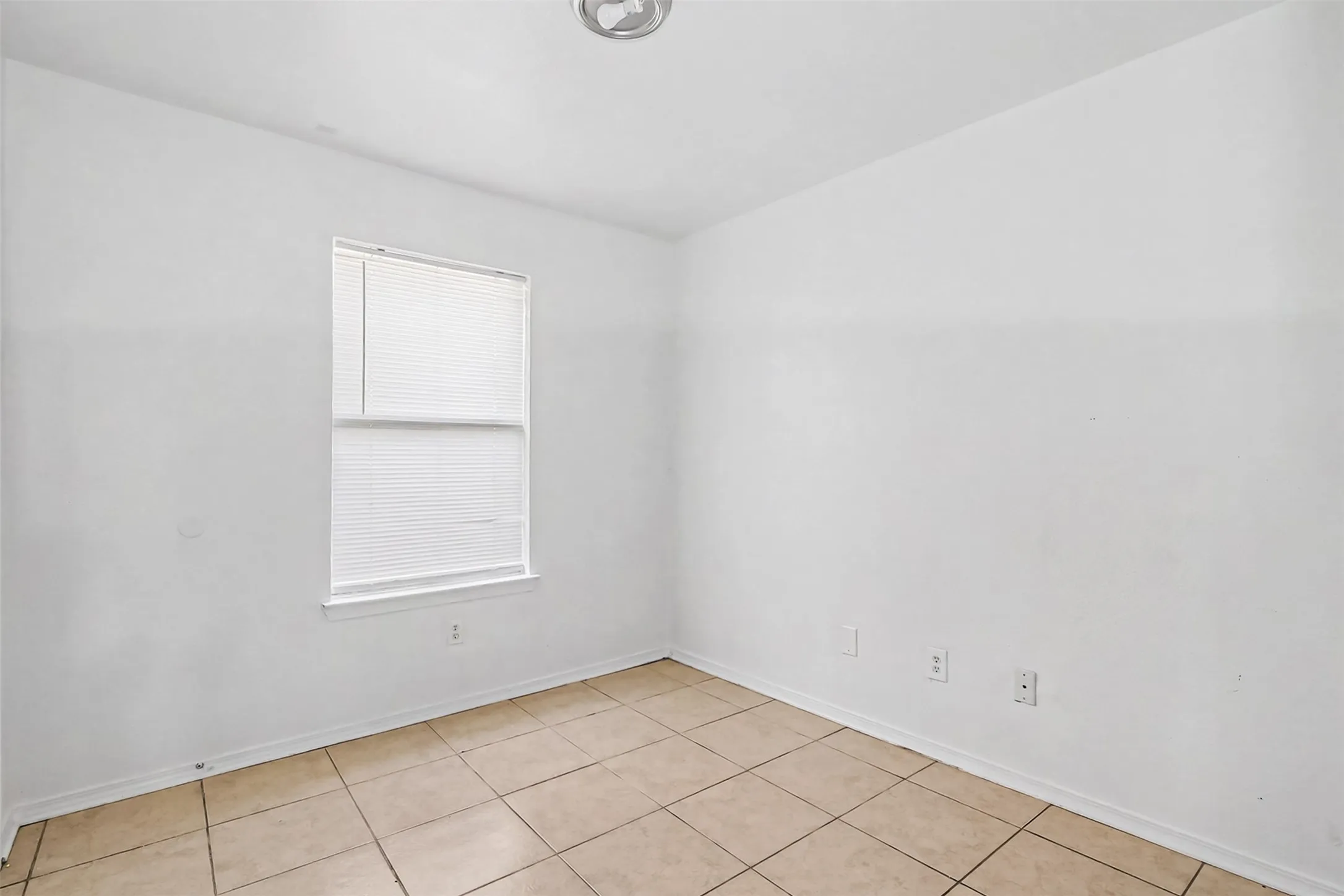 Duplex For Rent in Tarrant County , 2902 Van Horn Avenue 100, Fort Worth, Texas 76111, 3 Bedroom, 2 Bathroom, Garage spaces, 1,250 Sqft, built in 2003, mls#21337265, Real Estate Agent in Fort Worth, Homes For Rent in Tarrant county, Homes For Rent in Fort Worth, Realtor in Fort Worth Texas, Real Estate Brokerage Independent Realty Texas, Luminita Cordes Realtor