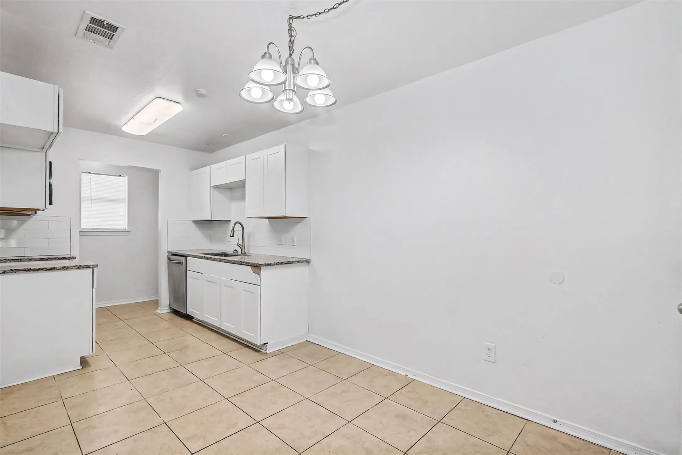 Duplex For Rent in Tarrant County , 2902 Van Horn Avenue 100, Fort Worth, Texas 76111, 3 Bedroom, 2 Bathroom, Garage spaces, 1,250 Sqft, built in 2003, mls#21337265, Real Estate Agent in Fort Worth, Homes For Rent in Tarrant county, Homes For Rent in Fort Worth, Realtor in Fort Worth Texas, Real Estate Brokerage Independent Realty Texas, Luminita Cordes Realtor