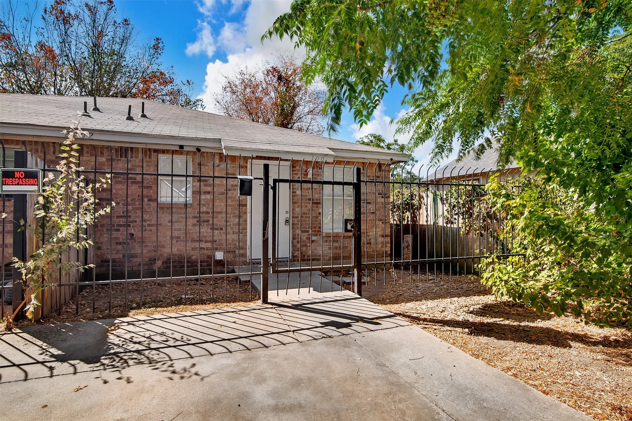 Duplex For Rent in Tarrant County , 2902 Van Horn Avenue 100, Fort Worth, Texas 76111, 3 Bedroom, 2 Bathroom, Garage spaces, 1,250 Sqft, built in 2003, mls#21337265, Real Estate Agent in Fort Worth, Homes For Rent in Tarrant county, Homes For Rent in Fort Worth, Realtor in Fort Worth Texas, Real Estate Brokerage Independent Realty Texas, Luminita Cordes Realtor