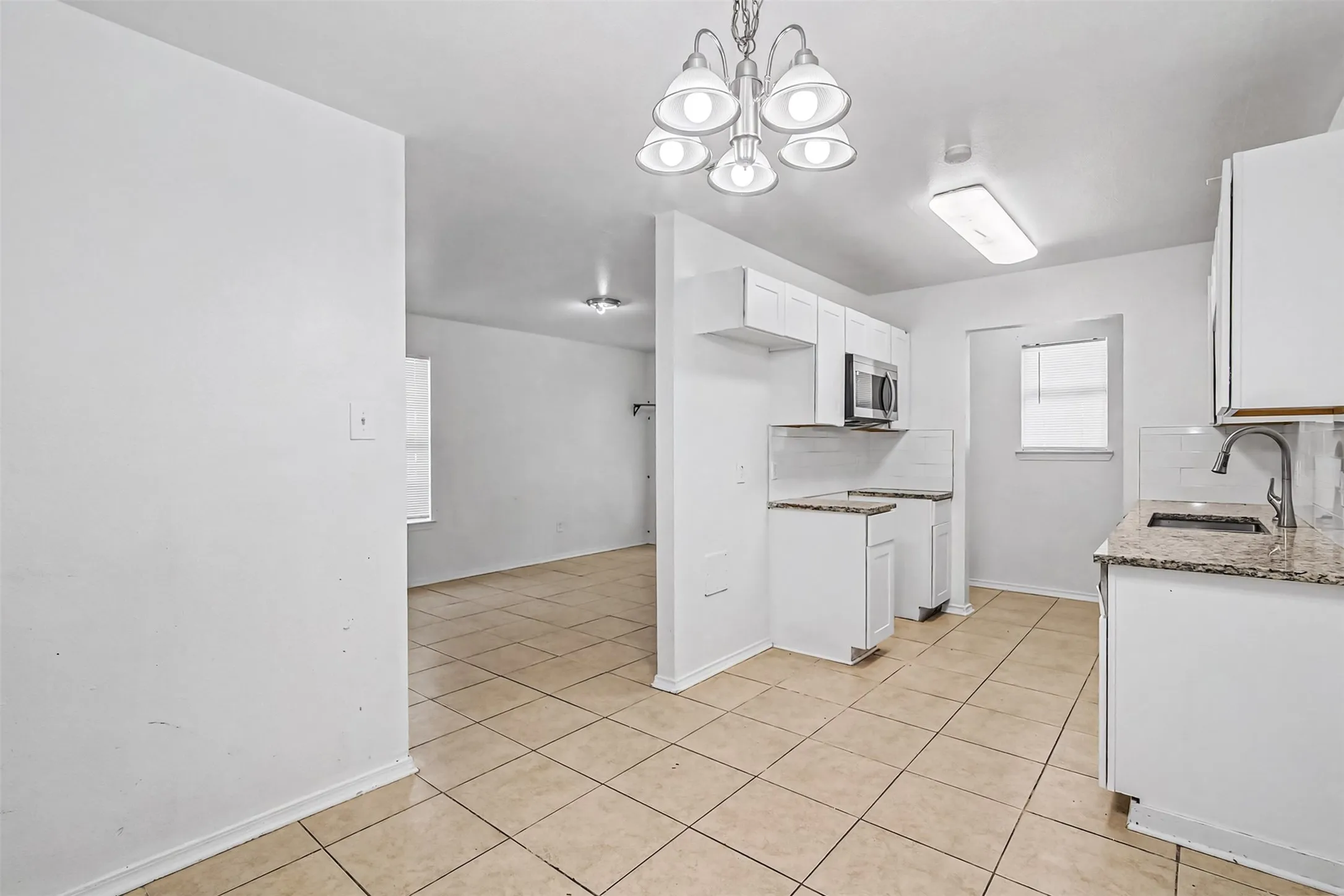 Duplex For Rent in Tarrant County , 2902 Van Horn Avenue 100, Fort Worth, Texas 76111, 3 Bedroom, 2 Bathroom, Garage spaces, 1,250 Sqft, built in 2003, mls#21337265, Real Estate Agent in Fort Worth, Homes For Rent in Tarrant county, Homes For Rent in Fort Worth, Realtor in Fort Worth Texas, Real Estate Brokerage Independent Realty Texas, Luminita Cordes Realtor
