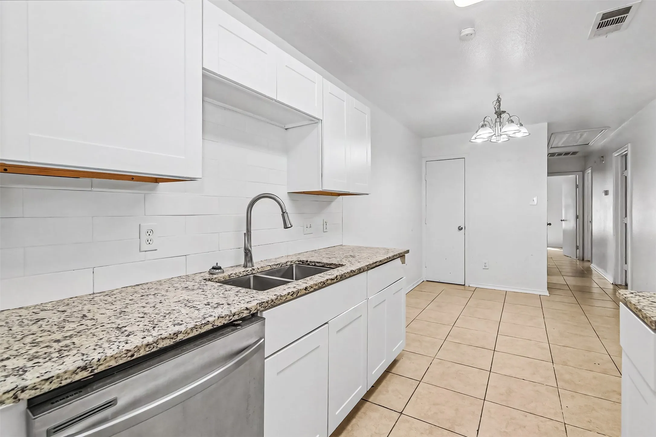 Duplex For Rent in Tarrant County , 2902 Van Horn Avenue 100, Fort Worth, Texas 76111, 3 Bedroom, 2 Bathroom, Garage spaces, 1,250 Sqft, built in 2003, mls#21337265, Real Estate Agent in Fort Worth, Homes For Rent in Tarrant county, Homes For Rent in Fort Worth, Realtor in Fort Worth Texas, Real Estate Brokerage Independent Realty Texas, Luminita Cordes Realtor