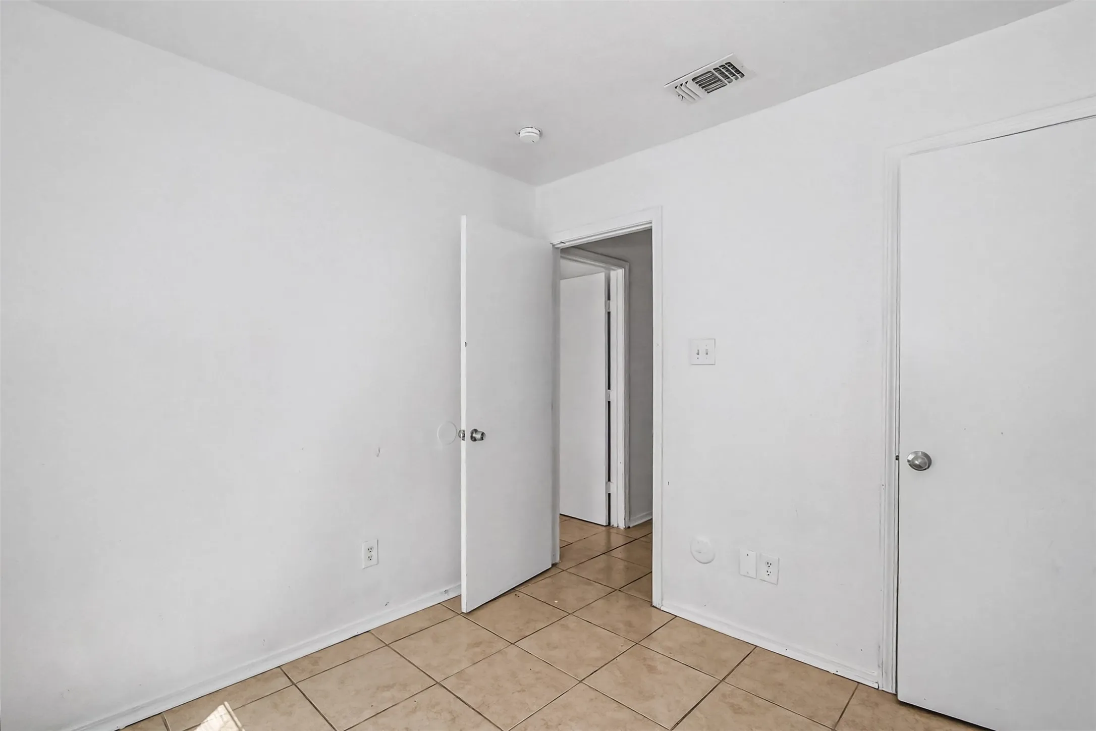 Duplex For Rent in Tarrant County , 2902 Van Horn Avenue 100, Fort Worth, Texas 76111, 3 Bedroom, 2 Bathroom, Garage spaces, 1,250 Sqft, built in 2003, mls#21337265, Real Estate Agent in Fort Worth, Homes For Rent in Tarrant county, Homes For Rent in Fort Worth, Realtor in Fort Worth Texas, Real Estate Brokerage Independent Realty Texas, Luminita Cordes Realtor