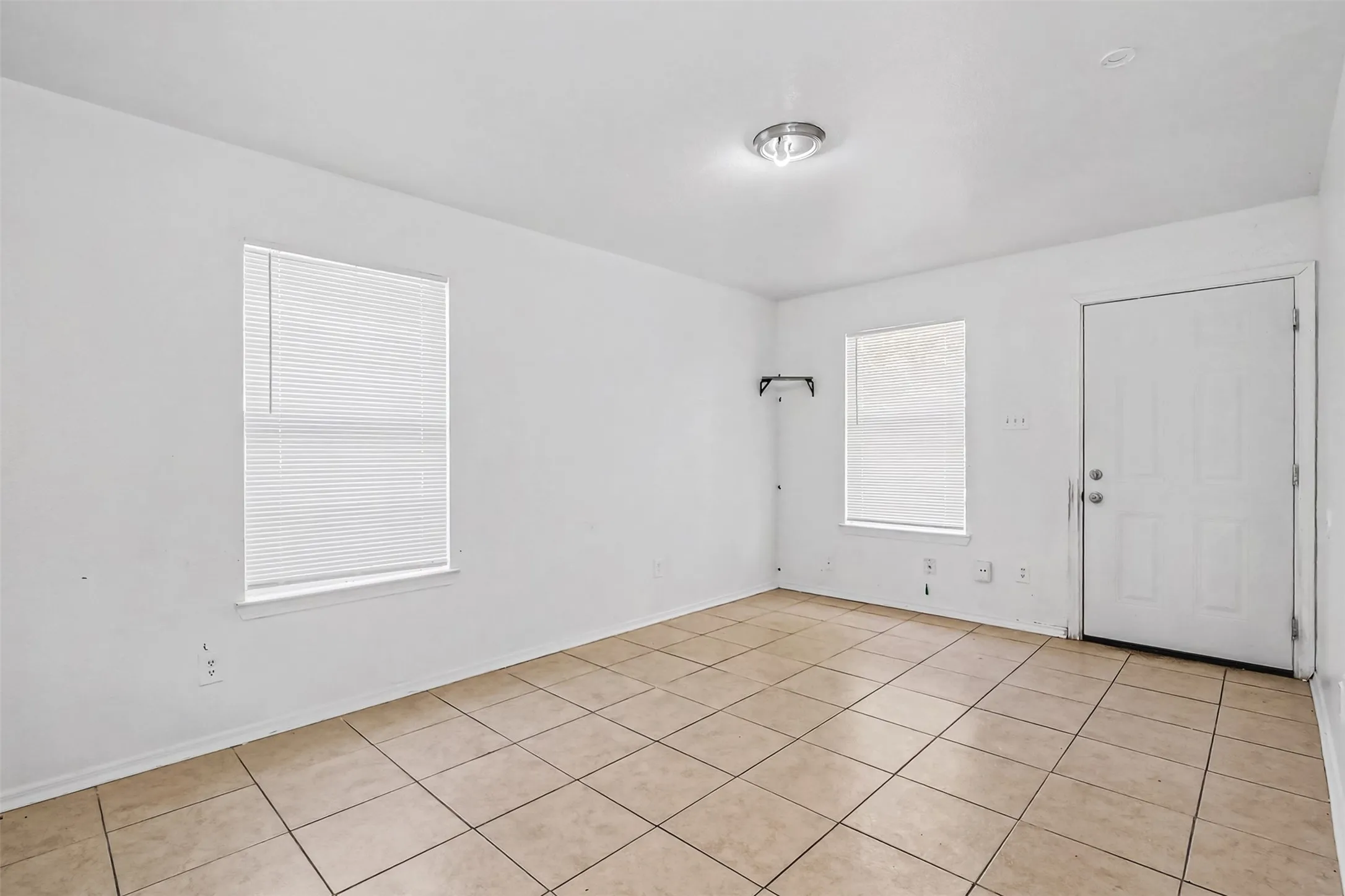 Duplex For Rent in Tarrant County , 2902 Van Horn Avenue 100, Fort Worth, Texas 76111, 3 Bedroom, 2 Bathroom, Garage spaces, 1,250 Sqft, built in 2003, mls#21337265, Real Estate Agent in Fort Worth, Homes For Rent in Tarrant county, Homes For Rent in Fort Worth, Realtor in Fort Worth Texas, Real Estate Brokerage Independent Realty Texas, Luminita Cordes Realtor