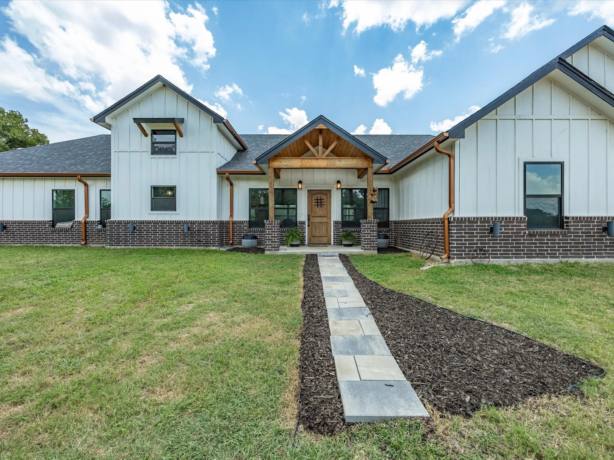 Single Family Residence For Sale in Montague County , 403 Polk Road, Bowie, Texas 76230, 4 Bedroom, 4 Bathroom, 2 Garage spaces, 2,326 Sqft, built in 2023, mls#21337384, Real Estate Agent in Bowie, Homes For Sale in Montague county, Homes For Sale in Bowie, Realtor in Bowie Texas, Real Estate Brokerage Independent Realty Texas, Luminita Cordes Realtor